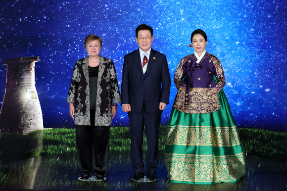 이재명 대통령과 김혜경 여사가 31일 경북 경주시 라한셀렉트호텔에서 열린 2025 아시아태평양경제협력체(APEC) 정상회의 갈라만찬 영접장에서 크리스탈리나 게오르기에바 IMF 총재를 맞이하고 있다. 2025.10.31  연합뉴스