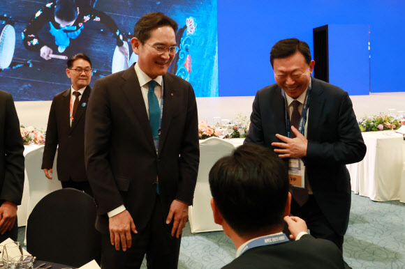 이재용 삼성전자 회장과 신동빈 롯데그룹 회장이 31일 경북 경주시 라한셀렉트호텔에서 열린 2025 아시아태평양경제협력체(APEC) 정상회의 갈라만찬에서 참석자들과 인사를 나누고 있다. 2025.10.31  연합뉴스