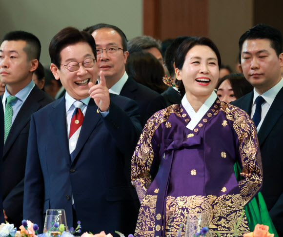 이재명 대통령과 김혜경 여사가 31일 경북 경주시 라한셀렉트호텔에서 열린 2025 아시아태평양경제협력체(APEC) 정상회의 갈라만찬에서 미소 짓고 있다. 2025.10.31  연합뉴스