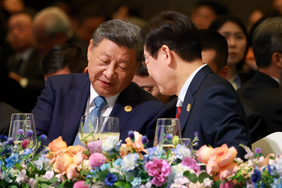 이재명 대통령이 31일 경북 경주시 라한셀렉트호텔에서 열린 2025 아시아태평양경제협력체(APEC) 정상회의 갈라만찬에서 시진핑 중국 국가주석과 대화하고 있다. 2025.10.31  연합뉴스