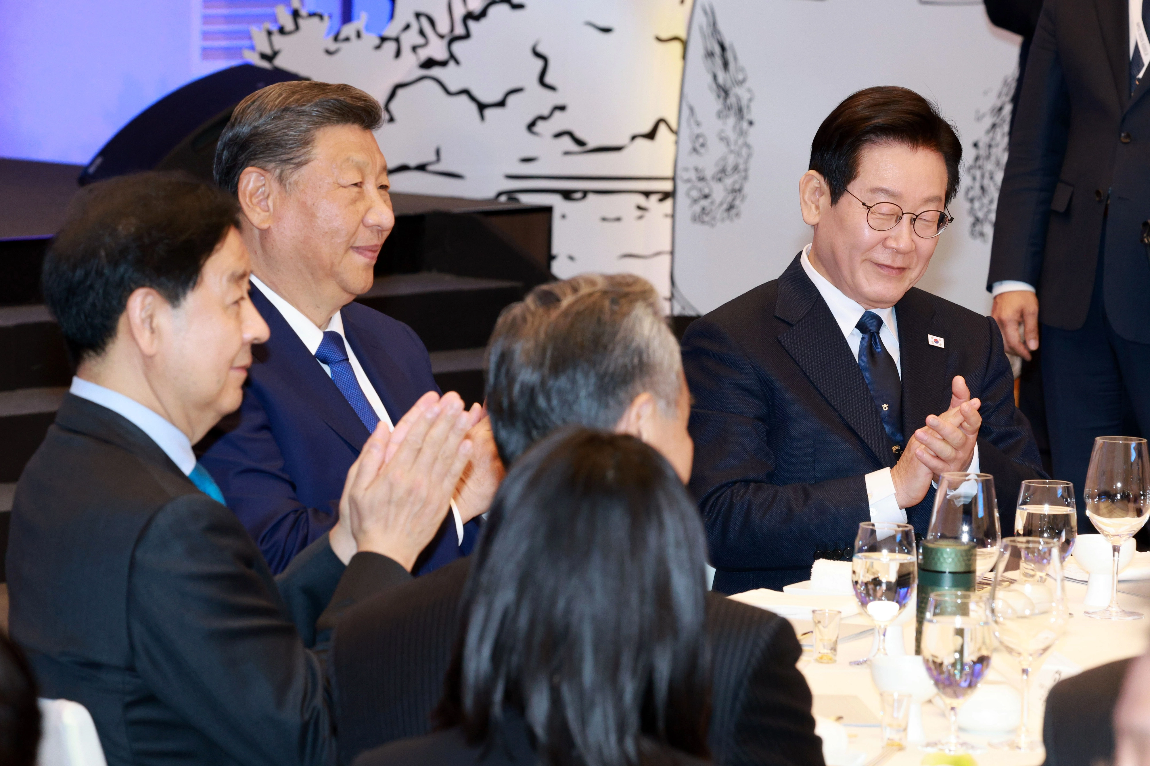 이재명 대통령과 시진핑 중국 국가주석이 1일 경북 경주 소노캄에서 열린 국빈만찬에서 박수를 치고 있다. 2025.11.1 연합뉴스