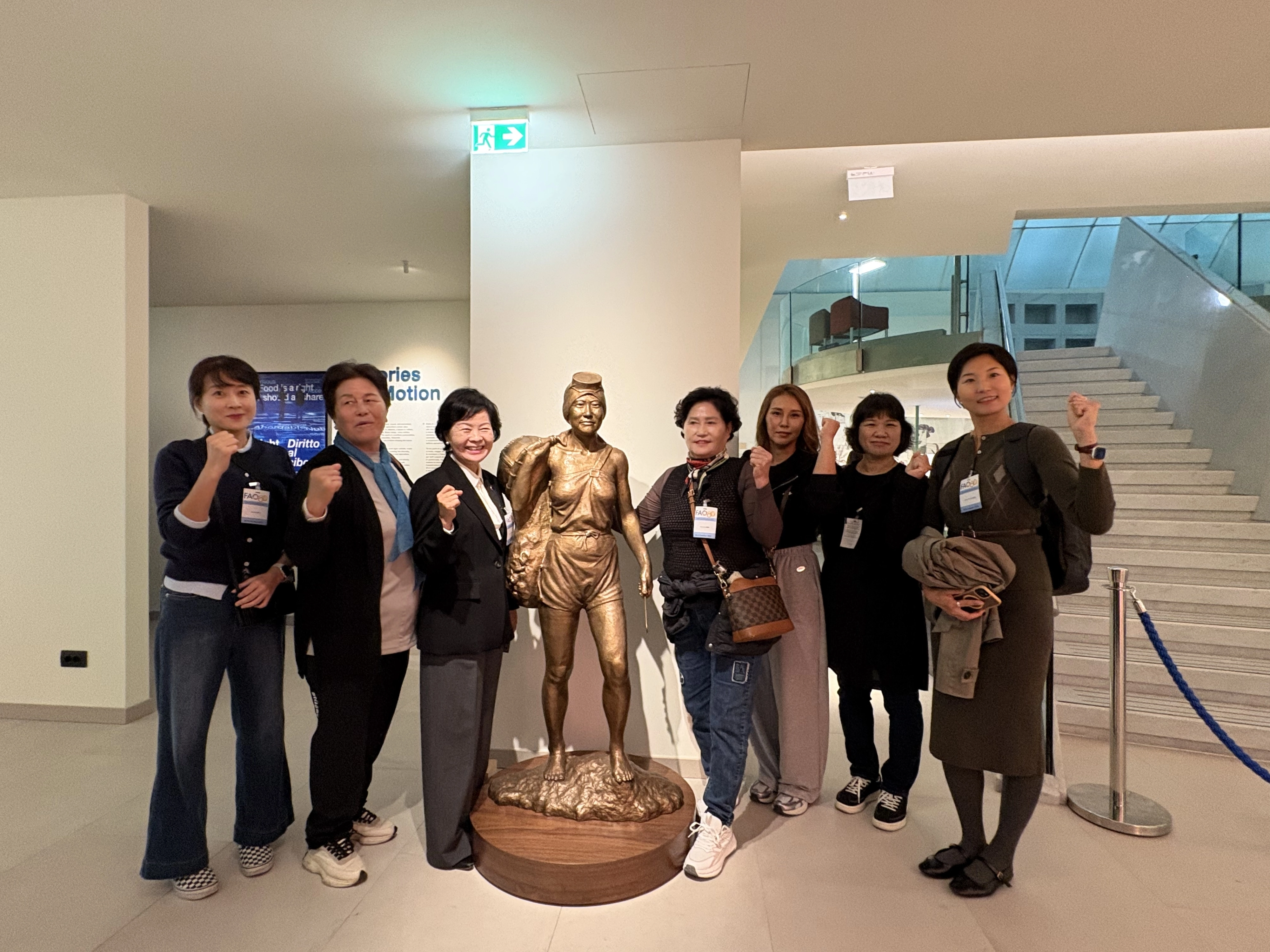 FAO 본부 내 박물관에 기증·설치한 청동 ‘제주해녀상’ 앞에서 김애숙 제주도정무부지사와 해녀들이 기념촬영을 하고 있다. 제주도 제공