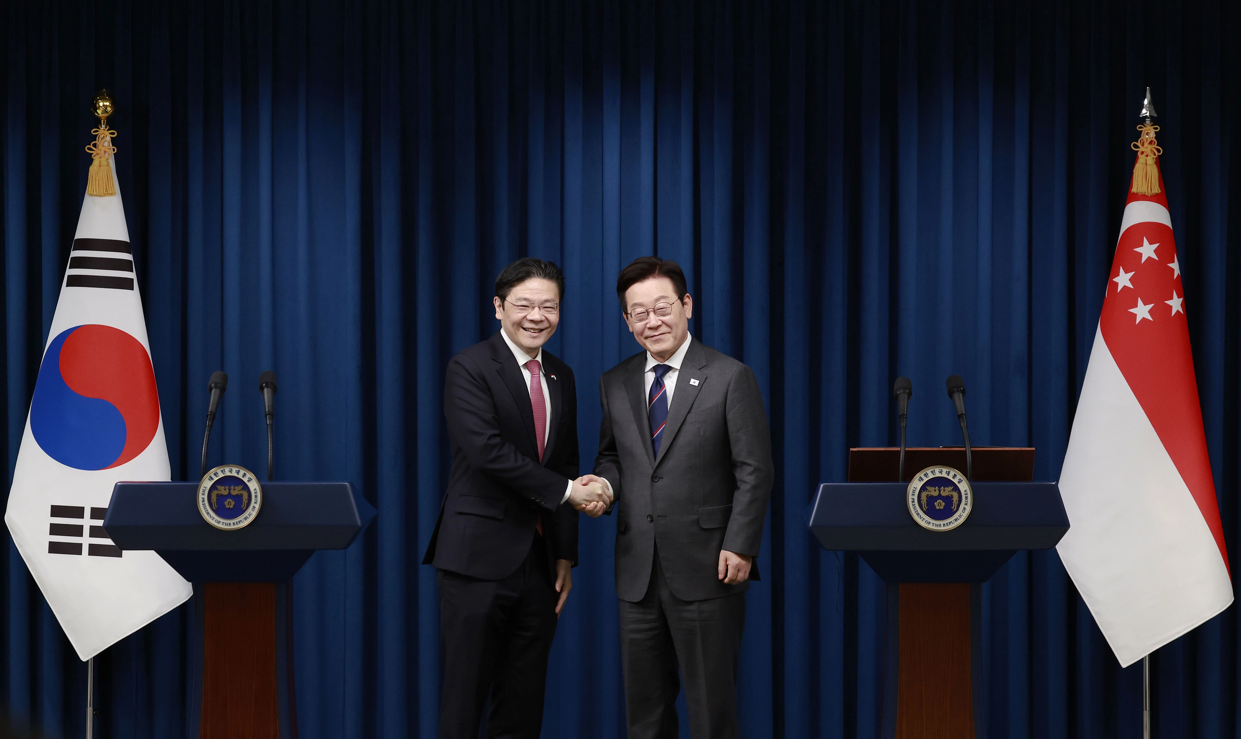 한-싱가포르 공동언론발표, 악수하는 두 정상  이재명 대통령과 로런스 웡 싱가포르 총리가 2일 용산 대통령실에서 공동언론 발표를 마친 뒤 악수하고 있다. 
연합뉴스
