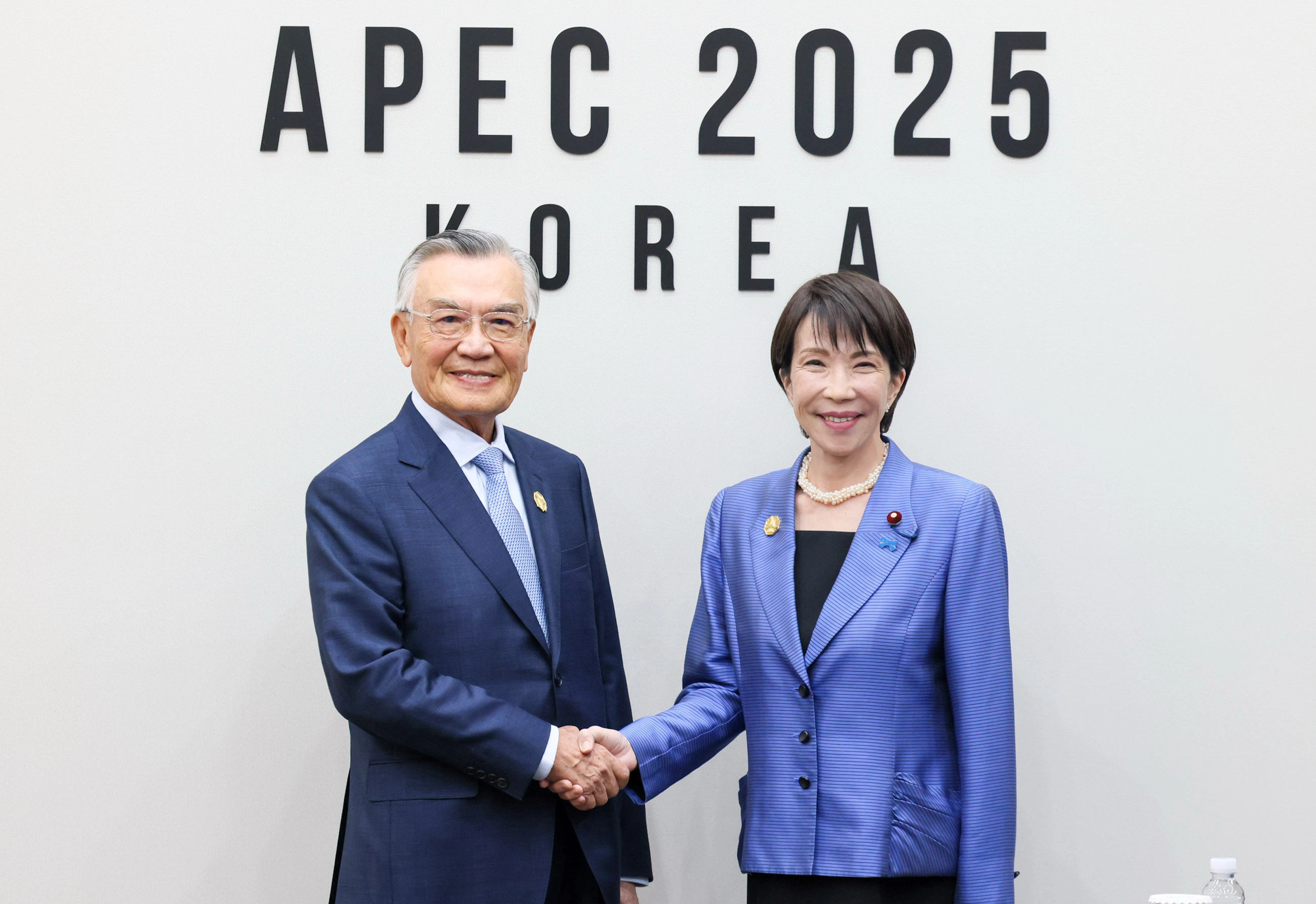 다카이치(오른쪽) 총리와 대만을 대표해 APEC에 참석한 린신이 대만 총통부 선임고문이 지난 1일 만나 악수하는 모습.
다카이치 총리 엑스(X)