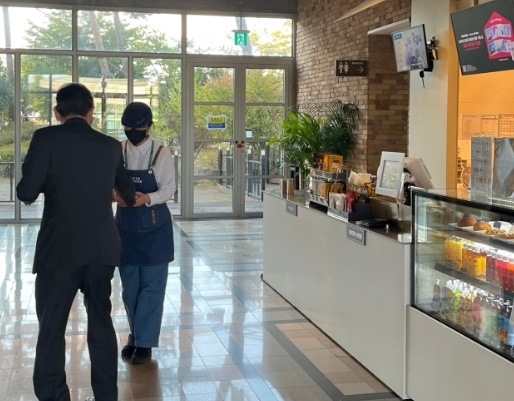 ‘아시아태평양경제협력체(APEC)’ 현장에서 이재용 삼성전자 회장을 우연히 만나 커피 한 잔을 선물한 직원이 5만원을 받은 일화가 전해졌다. 스레드 캡처