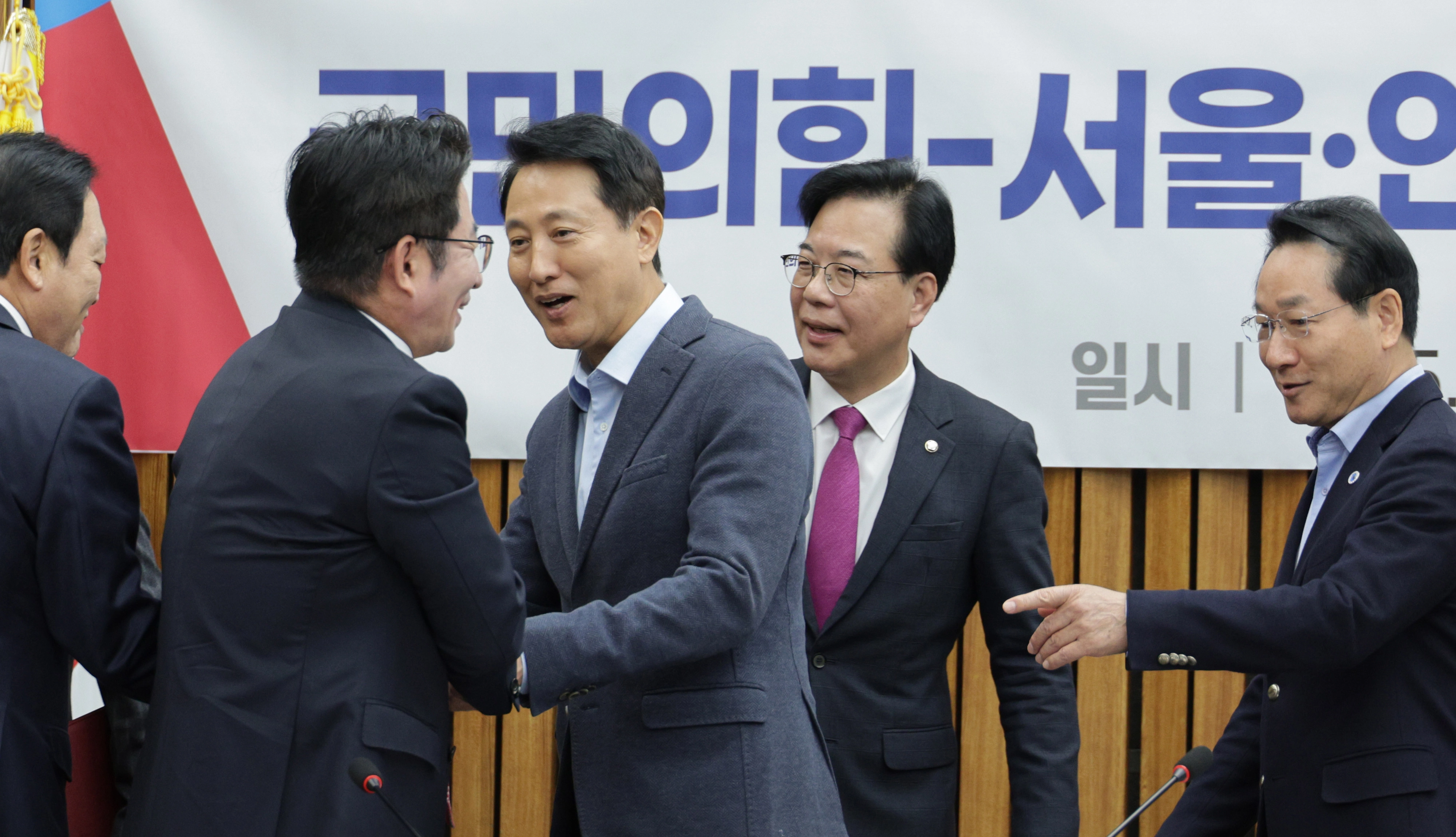 오세훈(가운데) 서울시장과 송언석(오른쪽 두 번째) 국민의힘 원내대표 등이 2일 국회에서 열린 국민의힘-서울·인천·경기·강원 예산정책협의회에서 참석자들과 인사하는 모습.
뉴스1