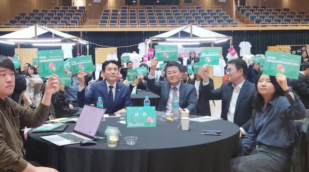 지난 1일 서울시청 다목적홀에서 개최된 ‘2025년 서울청년정책네트워크 총회’에서 참석자들과 손팻말을 들고 있는 김길영 의원(맨 앞 테이블 왼쪽에서 두 번째)