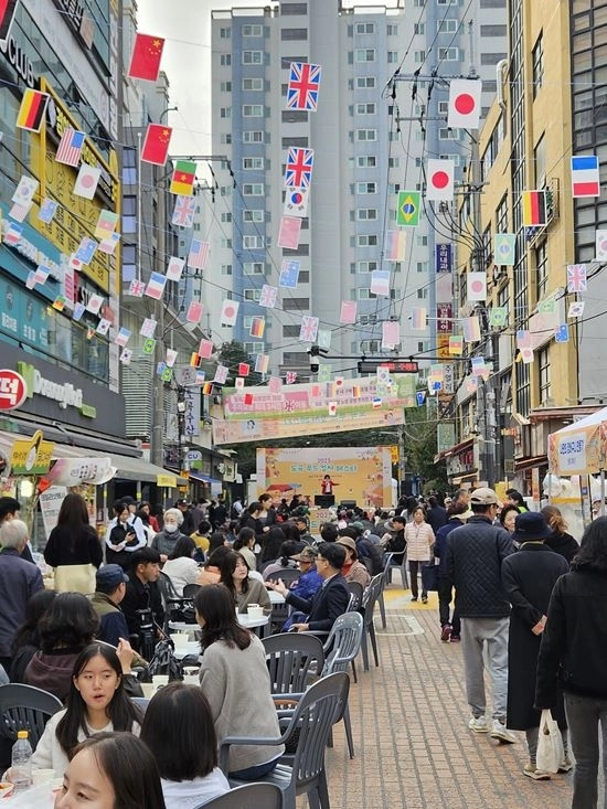 ‘2025 도곡 푸드컬처 페스타’에 참여한 시민들