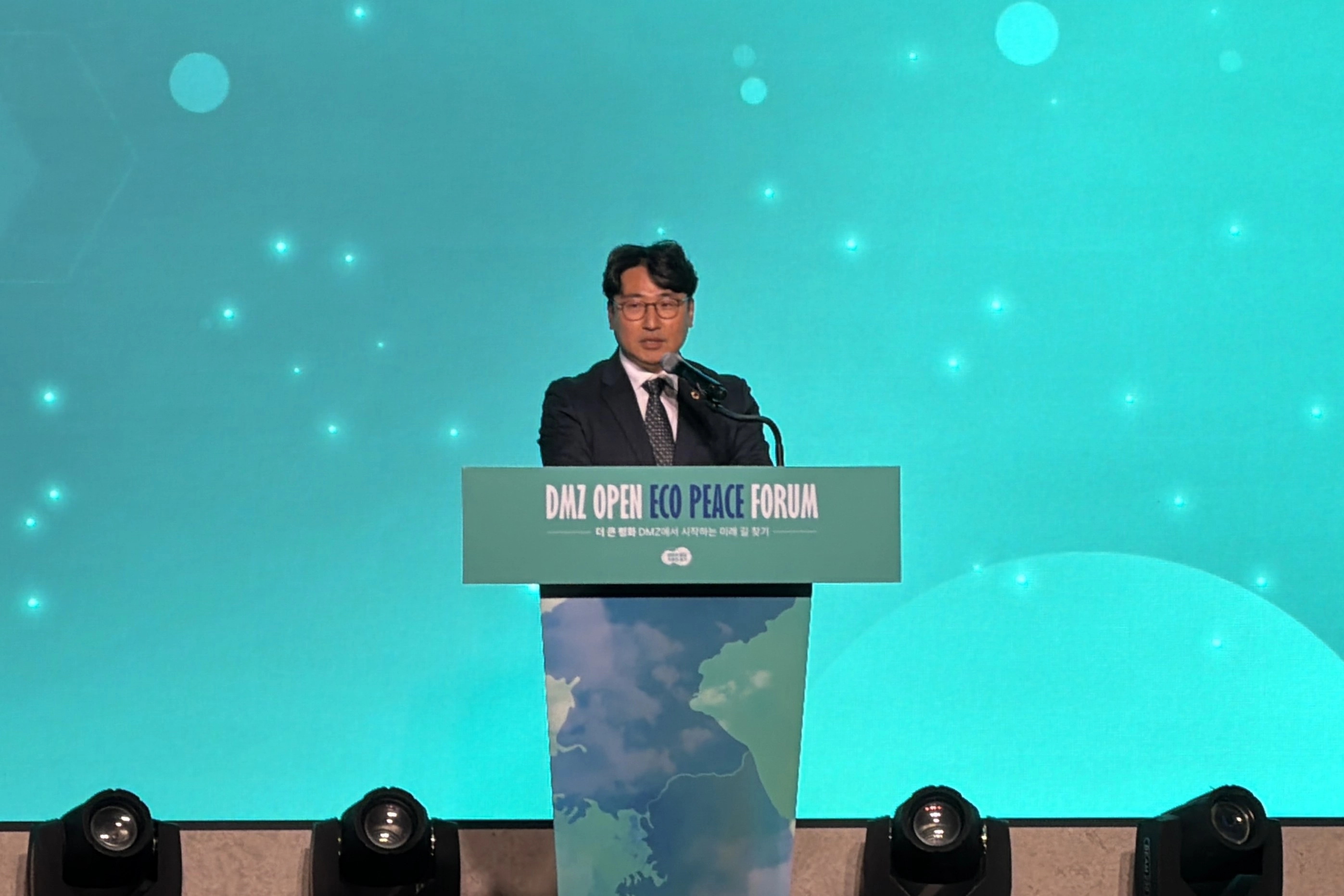 조성환 의원이 ‘2025 DMZ OPEN 에코피스포럼’ 개회식에서 환영사를 하고 있다. (사진=경기도의회)