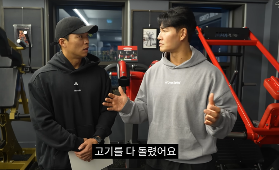 가수 겸 방송인 김종국(오른쪽)이 소속사 갤럭시코퍼레이션에 대한 만족감을 드러냈다. 유튜브 채널 ‘짐종국’ 캡처