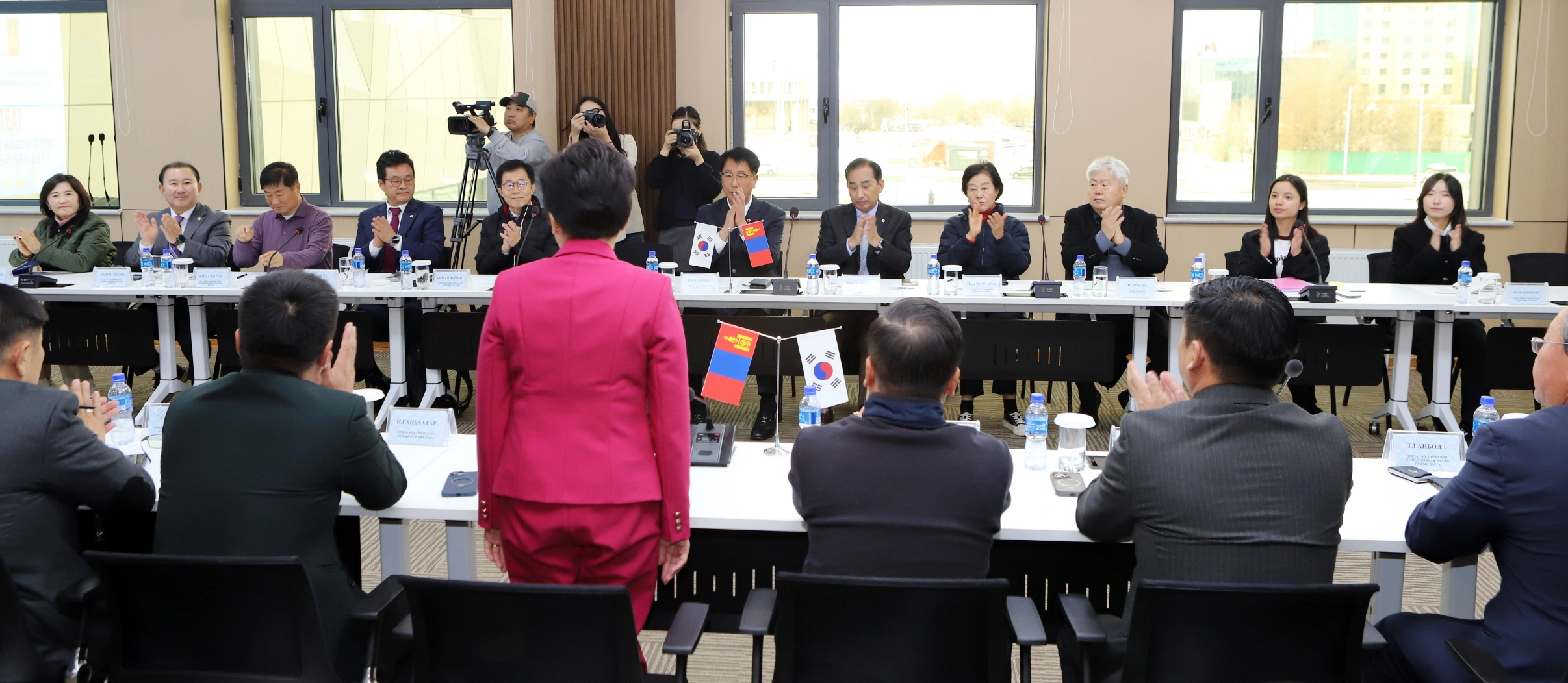 10월 29일 양즈마 알탕게렐 의장이 몽골 다르한올도의회를 방문한 경기도의회 몽골 다르한올도 친선의원연맹 대표단에게 환영인사를 하고 있다.(사진=경기도의회)