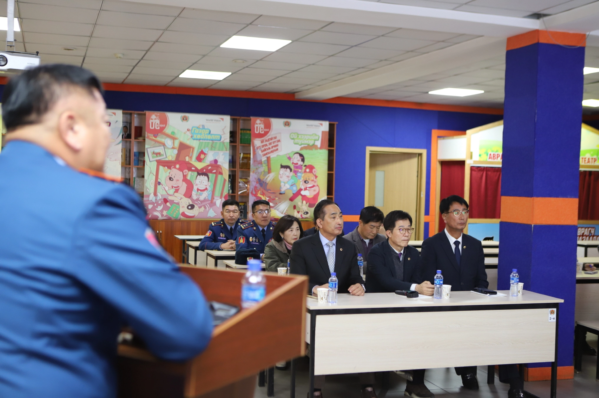 경기도의회 몽골 다르한올도 친선의원연맹 대표단이 몽골 다르한올도 22호 소방서를 방문해 관계자로부터 시설 및 재난 대응 체계에 대한 설명을 듣고 있다. (사진=경기도의회)