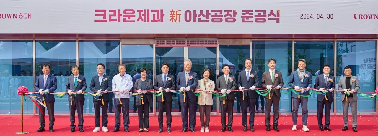 지난해 4월 충남 아산에서 열린 크라운제과 신아산공장 준공식에서 윤영달(왼쪽 일곱 번째) 크라운해태그룹 회장이 장남 윤석빈(열 번째) 크라운제과 대표, 강훈식(여섯 번째) 국회의원(현 대통령실 비서실장) 등 관계자들과 함께 기념 테이프를 자르고 있다.
크라운제과 제공