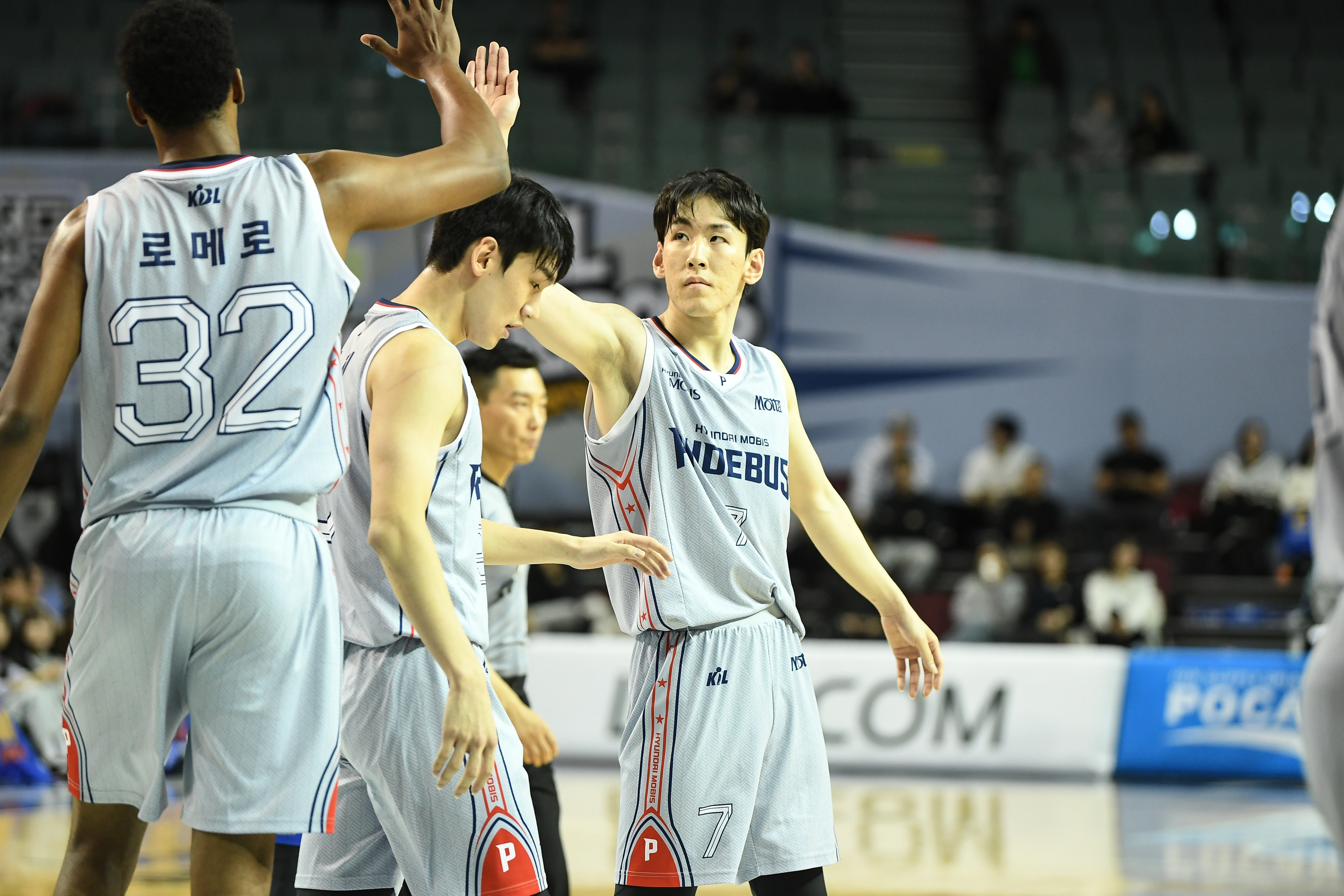 울산 현대모비스 서명진이 3일 서울 잠실실내체육관에서 열린 2025~26 프로농구 정규시즌 서울 삼성과의 원정 경기에서 에릭 로메로와 하이파이브하고 있다. KBL 제공
