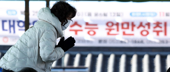 2026학년도 대학수학능력시험(수능)을 열흘 앞둔 3일 경북 경산시 팔공산 갓바위에서 한 불자가 두꺼운 옷과 장갑을 착용하고 기도하고 있다. 2025.11.3. 연합뉴스