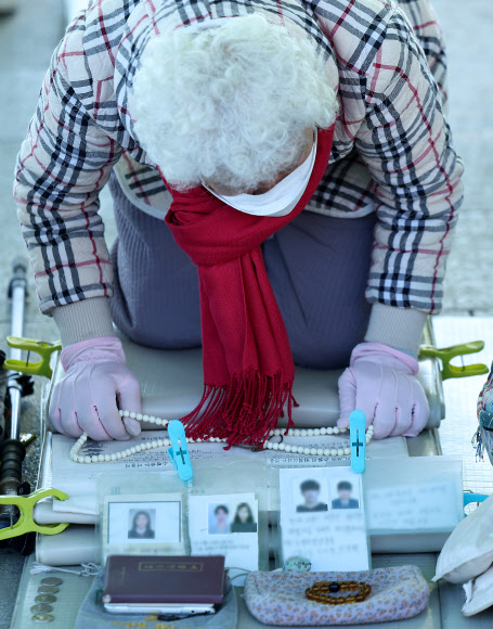 2026학년도 대학수학능력시험(수능)을 열흘 앞둔 3일 경북 경산시 팔공산 갓바위에서 한 불자가 두꺼운 옷과 목도리 등을 착용하고 기도하고 있다. 2025.11.3  연합뉴스