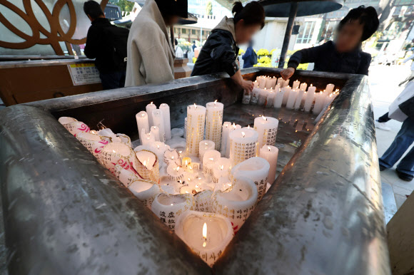 2026학년도 대학수학능력시험(수능)을 앞둔 3일 서울 종로구 조계사에서 수험생 자녀를 둔 시민들이 수능대박 기원초에 불을 밝히고 있다. 2025.11.3 연합뉴스