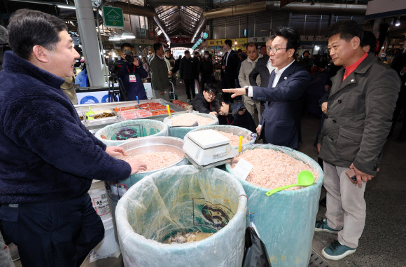 김민석 국무총리가 3일 서울 동대문구 경동시장을 방문, 농축산물 물가 상황을 점검하며 상인과 대화를 하고 있다. 2025.11.3. 연합뉴스