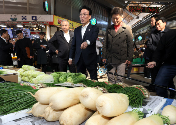 김민석 국무총리가 3일 서울 동대문구 경동시장을 방문, 농축산물 물가 상황을 점검하고 있다. 2025.11.3. 연합뉴스