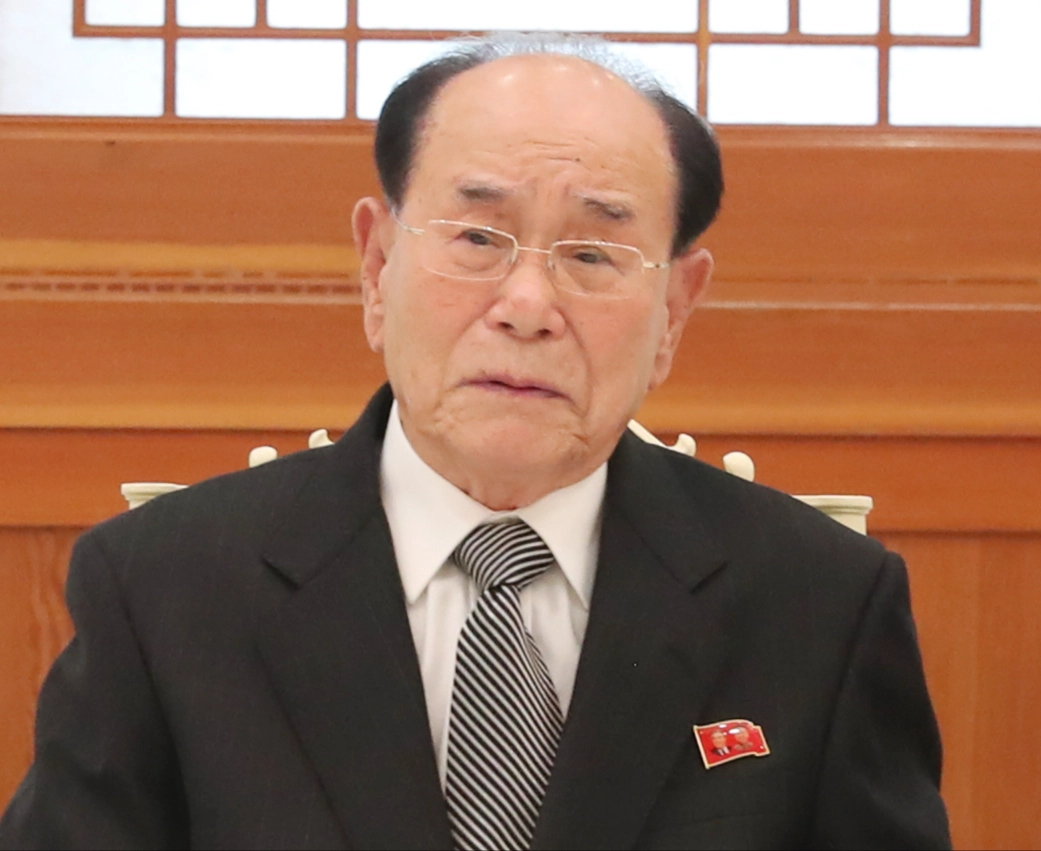 조선중앙통신은 김일성·김정일·김정은 3대에 걸쳐 북한 외교에서 ‘얼굴’ 역할을 맡았던 김영남 전 최고인민회의 상임위원장이 3일 암으로 사망했으며 김정은 국무위원장은 4일 새벽 1시 주요 간부들과 함께 김영남의 시신이 안치된 평양시 보통강구역 서장회관을 찾아 조문했다고 4일 보도했다. 2025.11.4 평양 조선중앙통신 연합뉴스