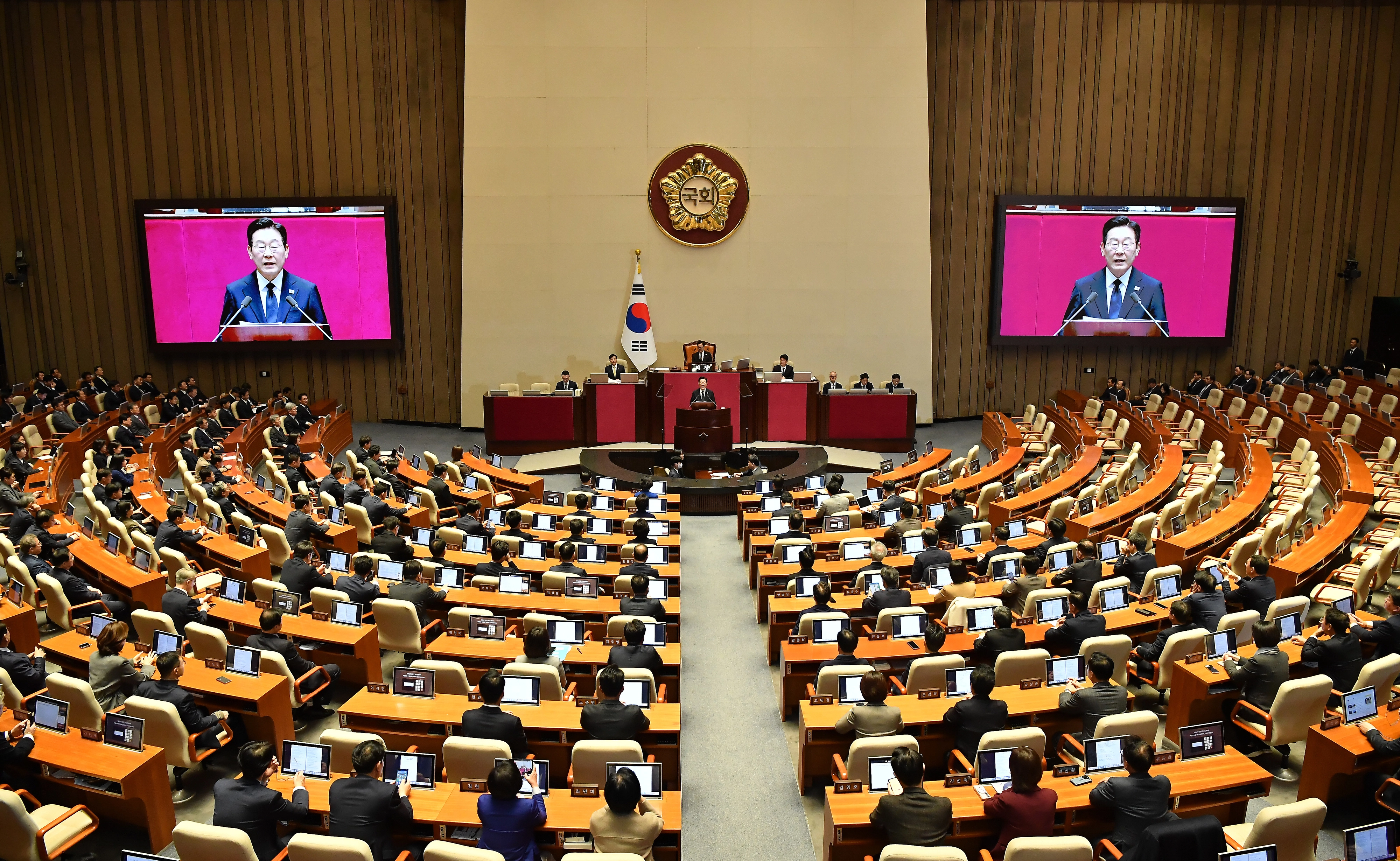이재명 대통령 시정연설  이재명 대통령이 4일 오전 국회에서 2026년도 예산안에 대한 시정연설을 하고 있다. 2025.11.4 안주영 전문기자