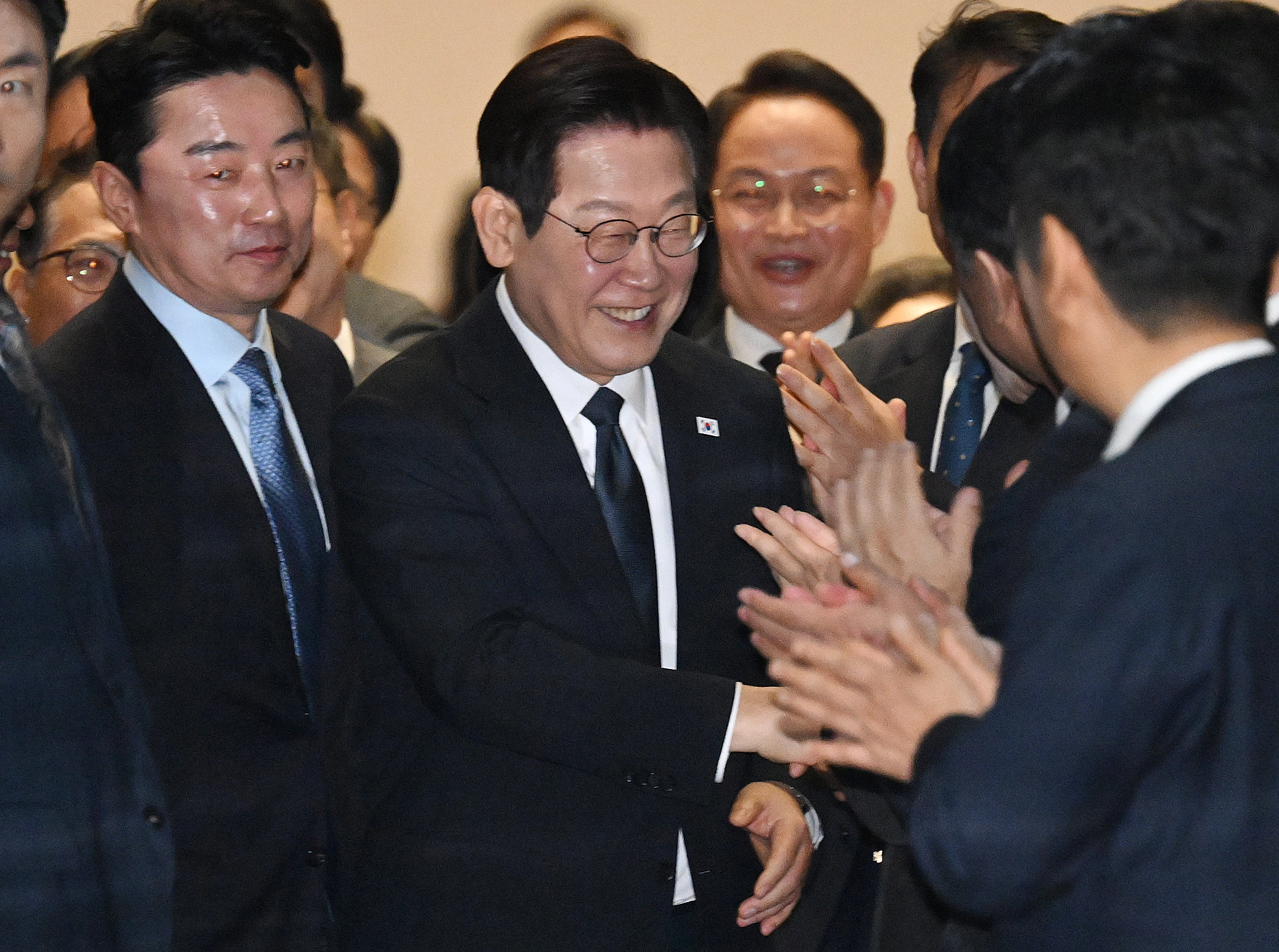 이재명 대통령이 4일 서울 여의도 국회에서 2026년도 정부 예산안에 대한 시정연설을 한 뒤 본회의장을 나서며 정청래 더불어민주당 대표 등과 인사하고 있다. 2025.11.4 안주영 전문기자