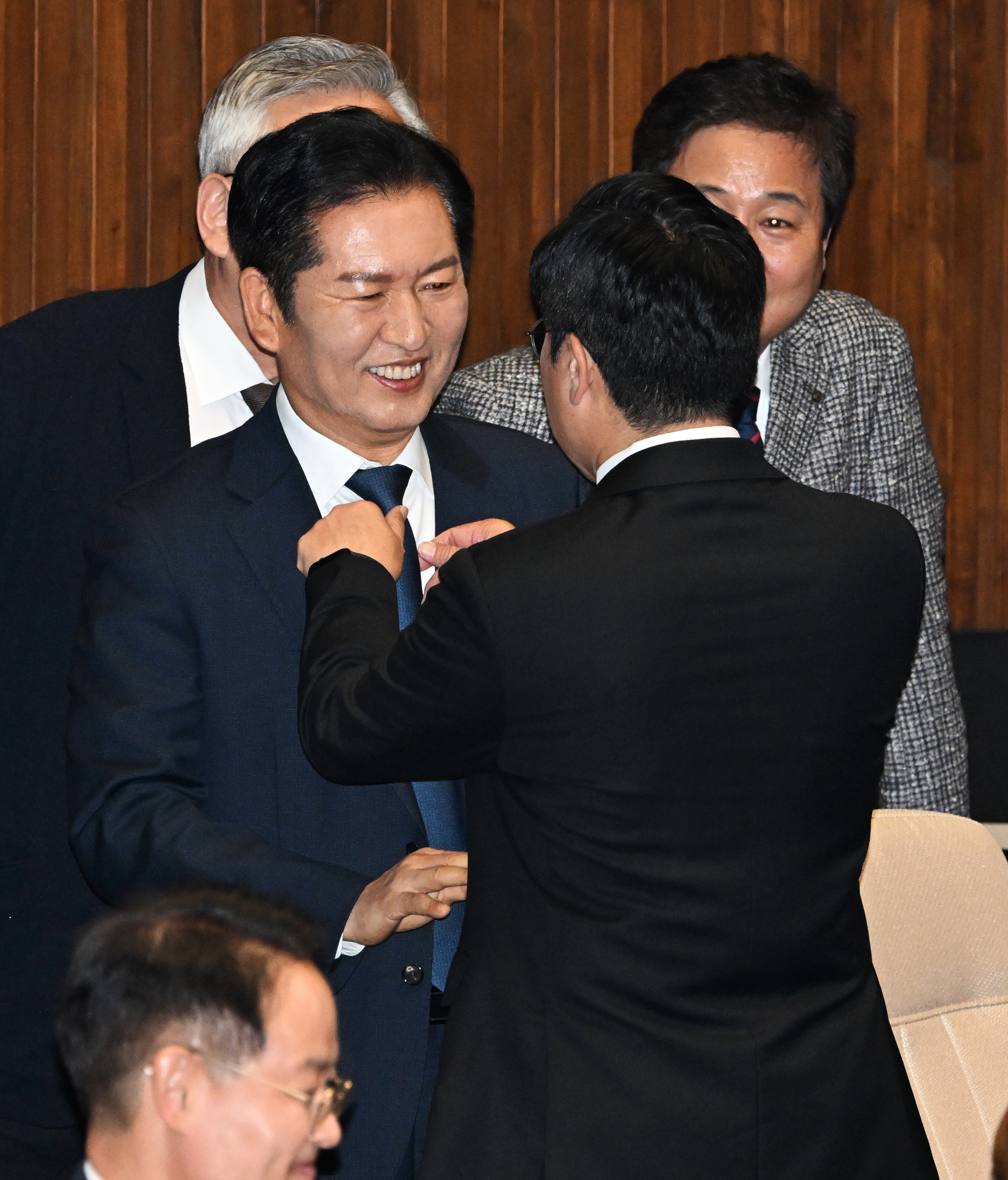 박찬대 더불어민주당 의원이 4일 오전 서울 여의도 국회에서 열린 본회의에 참석해 정청래 대표의 넥타이를 정리해주고 있다. 2025.11.4 안주영 전문기자