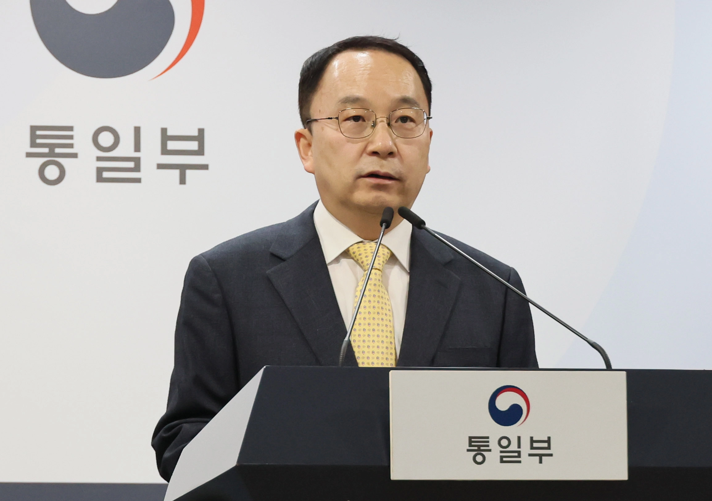 정동영 장관, 북한 김영남 사망에 조의  구병삼 통일부 대변인이 4일 서울 종로구 정부서울청사에서 북한 김영남  전 최고위원회 상임위원장 사망 관련 통일부 장관 명의의 조의문을 발표하고 있다. 2025.11.4 연합뉴스