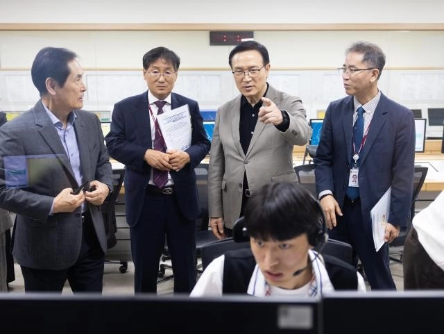 지난달 23일 임태희 경기도교육감이 고양 한국항공대에서 ‘우주항공과학 특화교육 우수사례’ 현장 브리핑에 참석해 현장을 둘러보고 있다. (경기도교육청 제공)