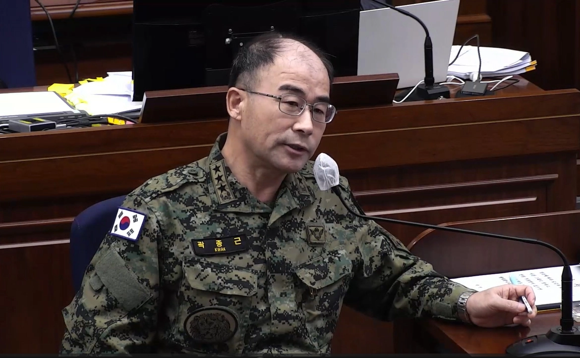 증인 출석한 곽종근  곽종근 전 육군 특수전사령관이 지난 3일 서울 서초구 서울중앙지법에서 열린 윤석열 전 대통령의 내란 재판에 증인으로 출석하고 있다. 곽 전 사령관은 지난해 10월 윤 전 대통령이 국민의힘 한동훈 전 대표 등을 지목하며 “잡아 오라. 총으로 쏴서라도 죽이겠다”고 말했다고 주장했다. 윤 전 대통령 측은 “그런 말을 한 적이 없다”며 즉각 반박했다. 2025.11.4 서울중앙지법 제공.