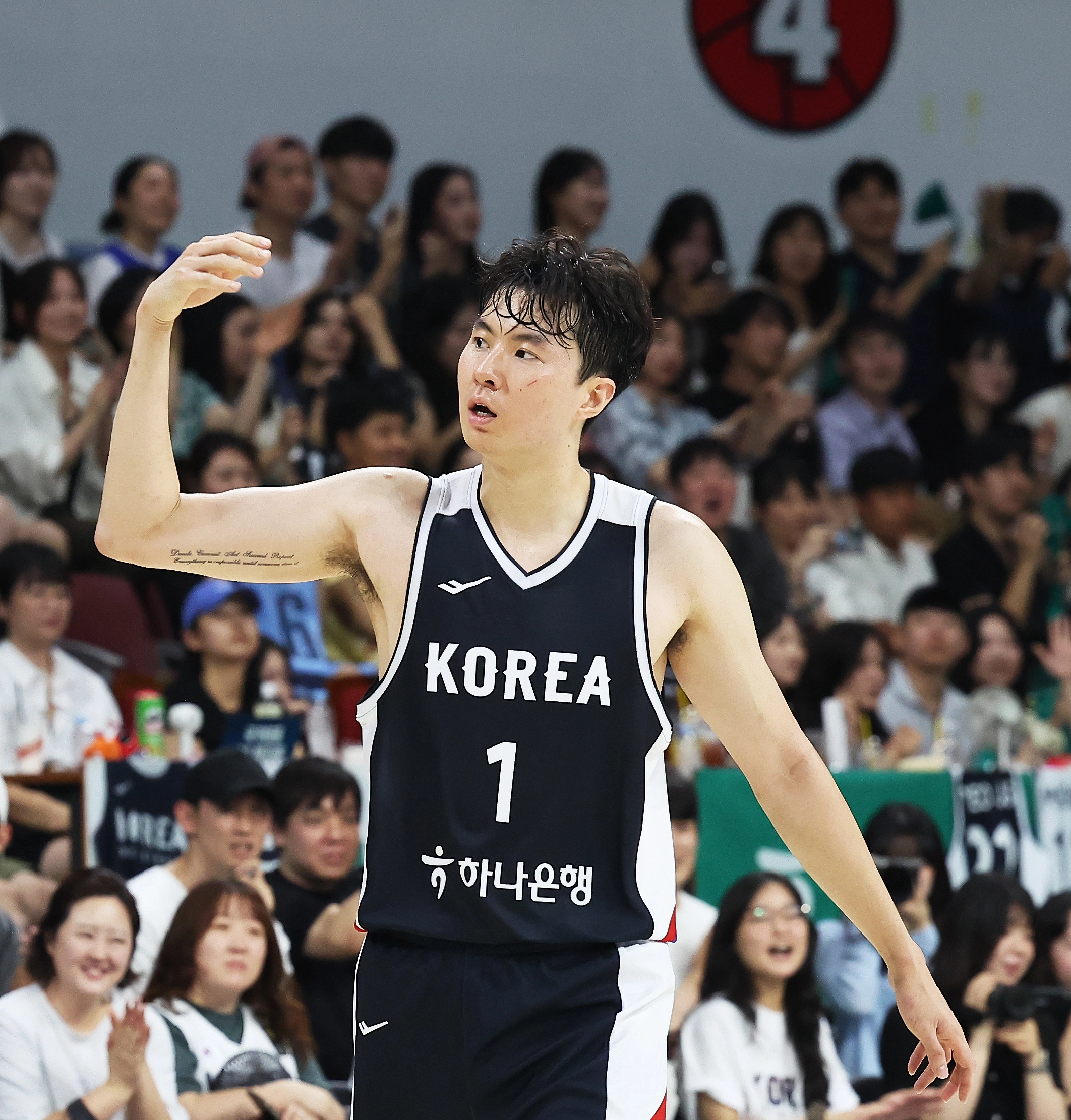 한국 농구 국가대표 이현중이 7월 13일 안양 정관장아레나에서 열린 2025 평가전 일본과의 홈 경기에서 관중들의 함성을 유도하고 있다. 연합뉴스