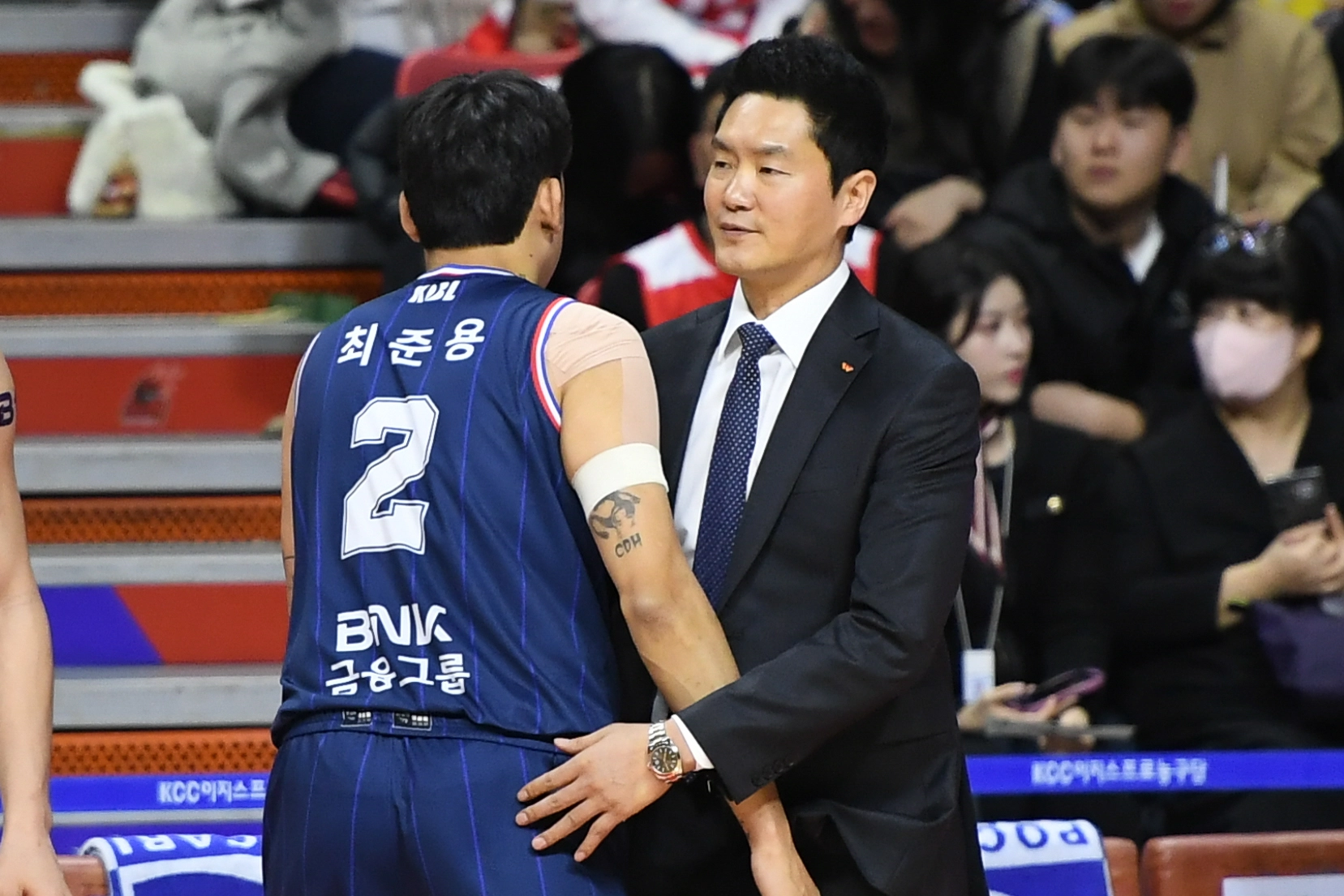 전희철 서울 SK 감독이 2024년 1월 3일 부산사직체육관에서 열린 2023~24 프로농구 정규시즌 부산 KCC와의 원정 경기를 앞두고 최준용과 인사하고 있다.  KBL 제공