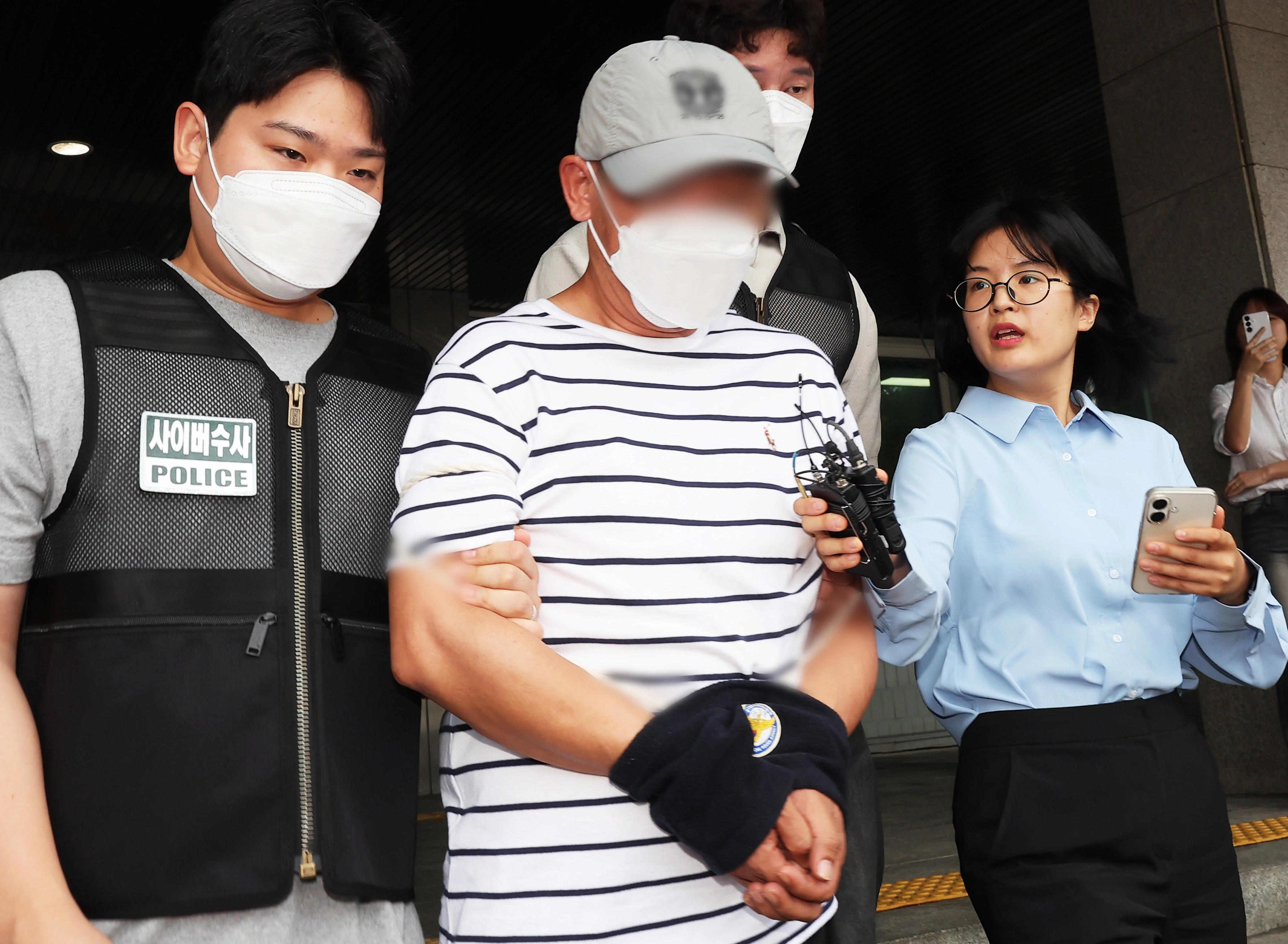 ‘KT 소액결제’ 사건 피의자 B씨 영장실질심사  KT 무단 소액결제 사건의 피의자인 중국 국적 남성 B씨가 18일 구속 전 피의자 심문(영장실질심사)에 출석하기 위해 경기도 수원영통경찰서 유치장에서 나오고 있다. B씨는 해당 소액 결제 건을 현금화한 혐의를 받는다. 2025.9.18 연합뉴스