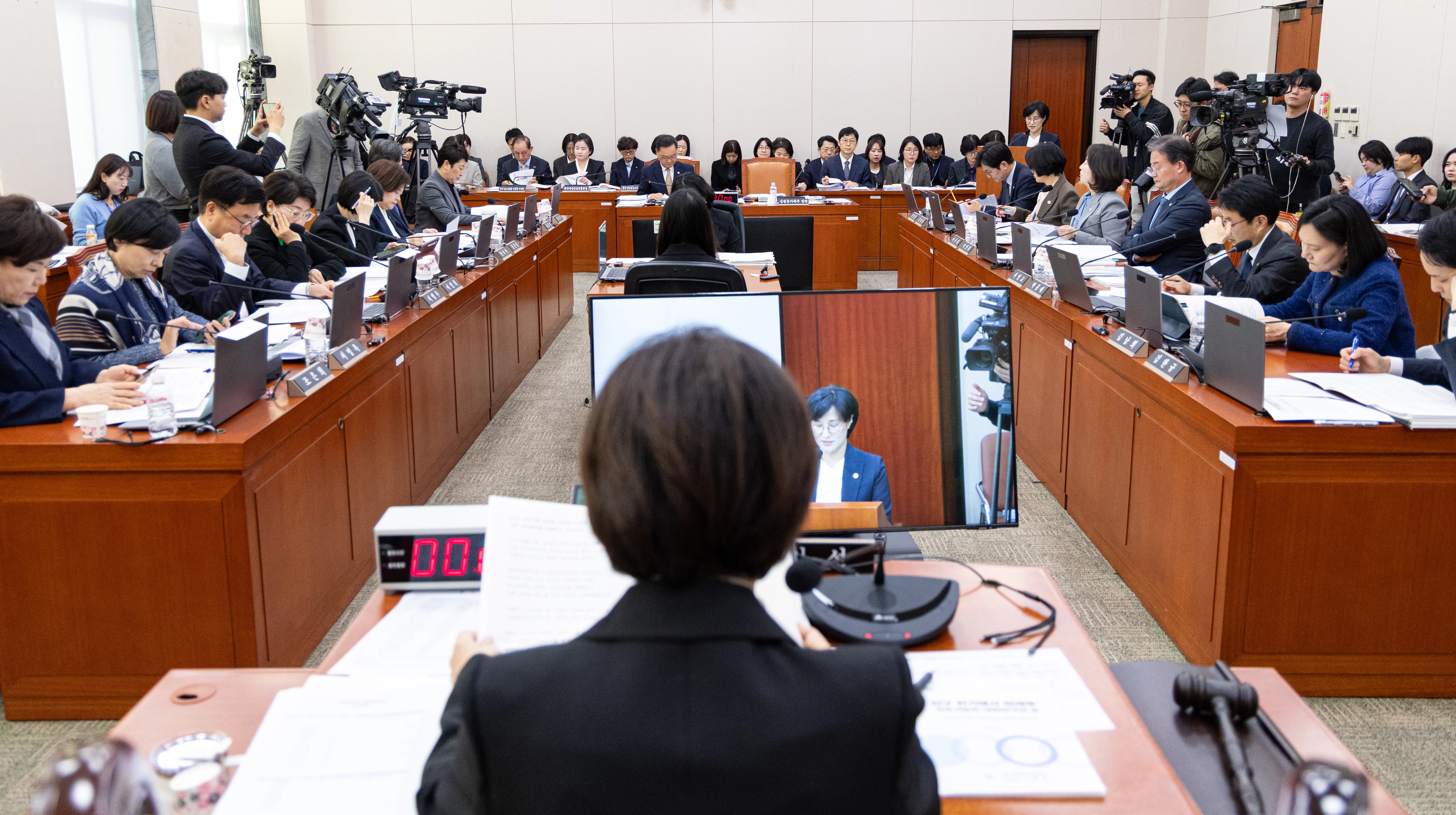 [국감] 국회 성평등가족위원회 국정감사  (서울=뉴스1) 이승배 기자 = 원민경 성평등가족부 장관이 4일 서울 여의도 국회에서 열린 성평등가족위원회 성평등가족부 등에 대한 국정감사에 출석해 업무보고하고 있다. 2025.11.4/뉴스1