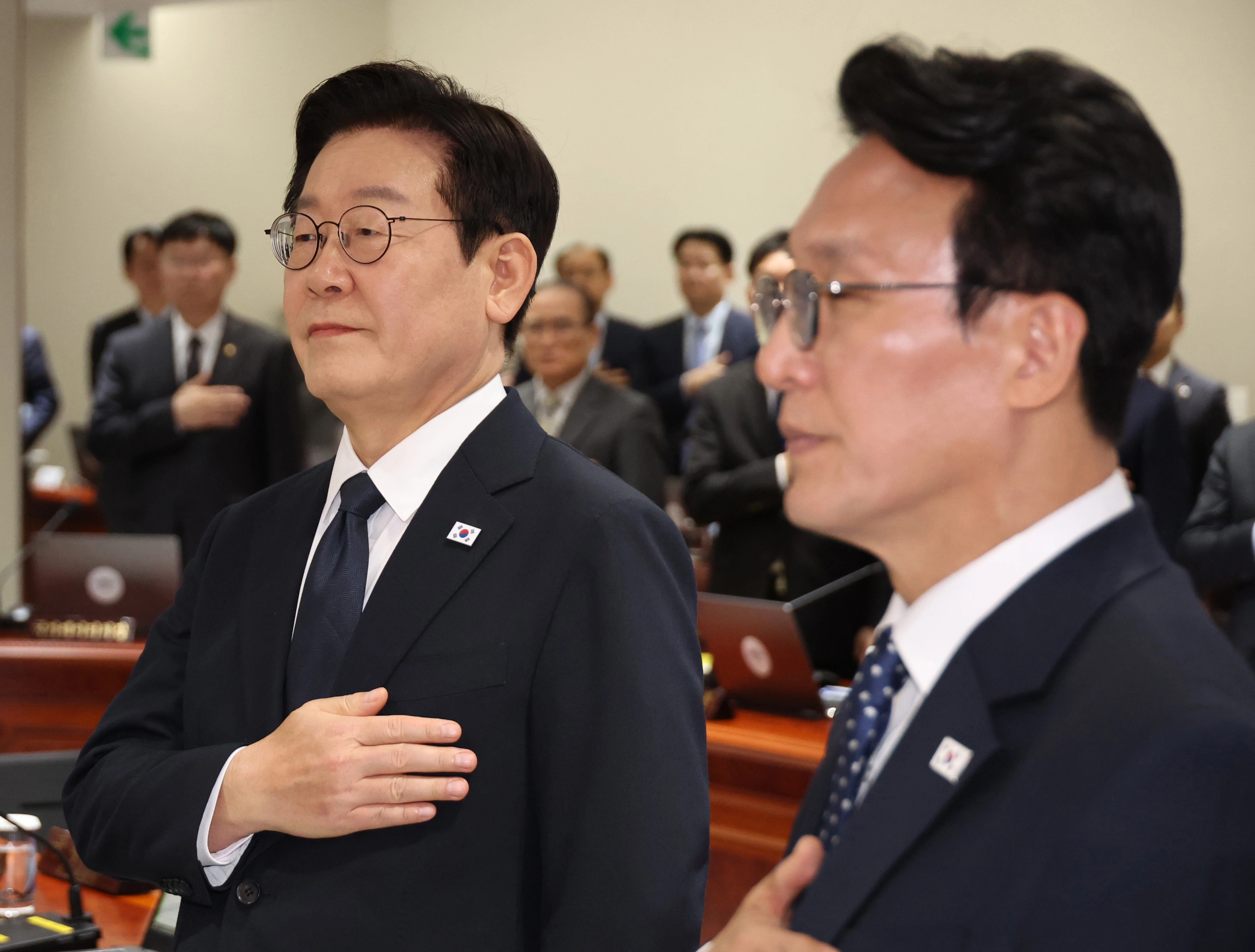 국민의례 하는 이재명 대통령  이재명 대통령이 4일 서울 용산 대통령실 청사에서 열린 국무회의에서 국민의례를 하고 있다. 2025.11.04. 뉴시스