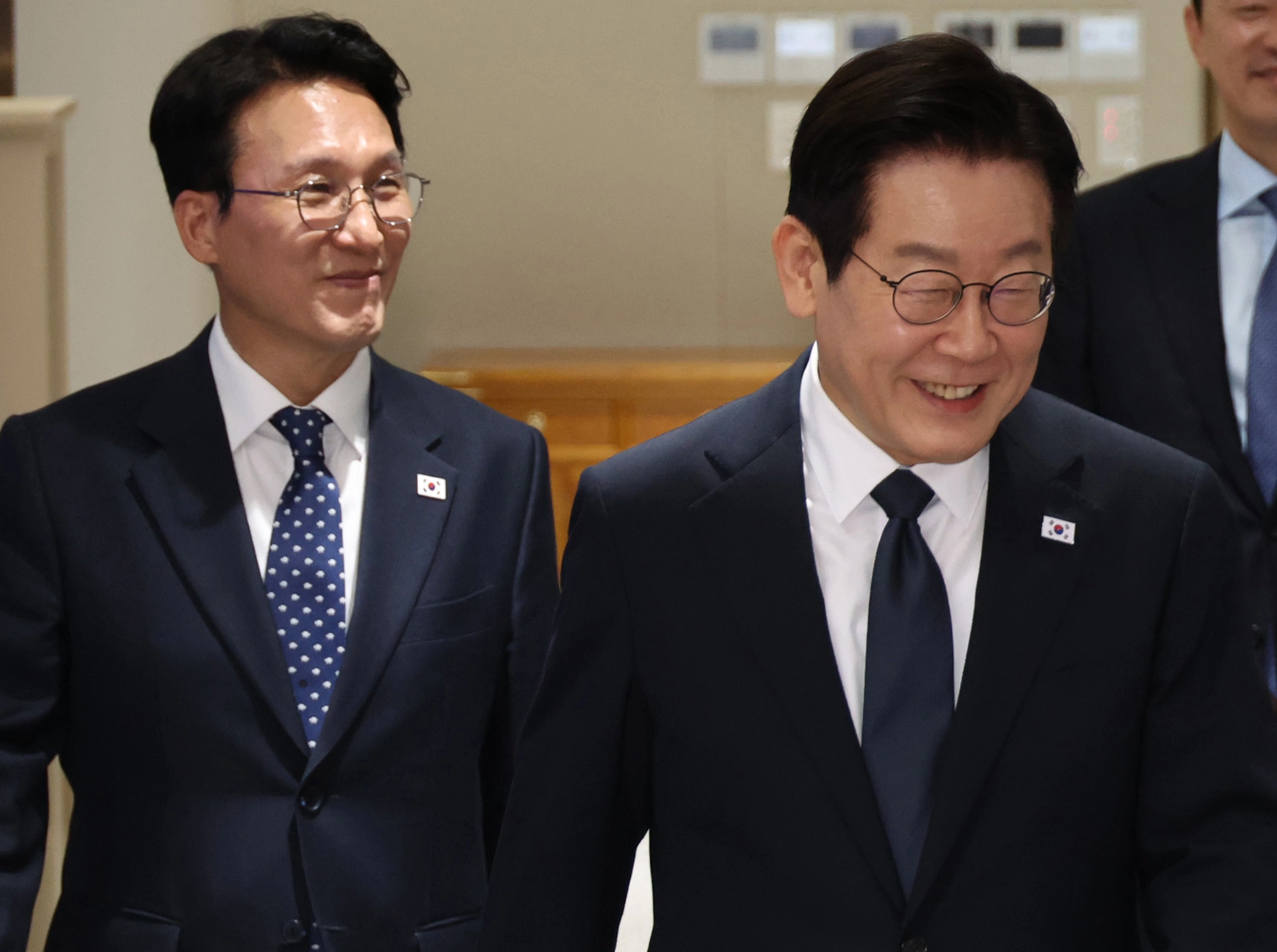 국무회의 입장하는 이재명 대통령  이재명 대통령이 4일 서울 용산 대통령실 청사에서 열린 국무회의에 입장하고 있다. 2025.11.04. 뉴시스