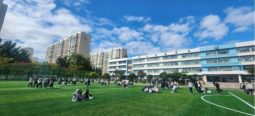 완공된 압구정중학교 인조잔디구장