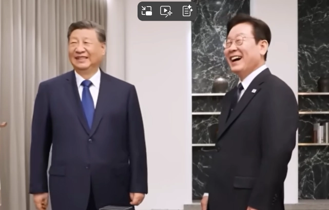 시진핑 중국 국가주석이 지난 1일 이재명 대통령과 선물 교환 도중 중국산 샤오미 휴대전화의 보안 문제에 대해 농담하며 환하게 웃고 있다. 유튜브 캡처