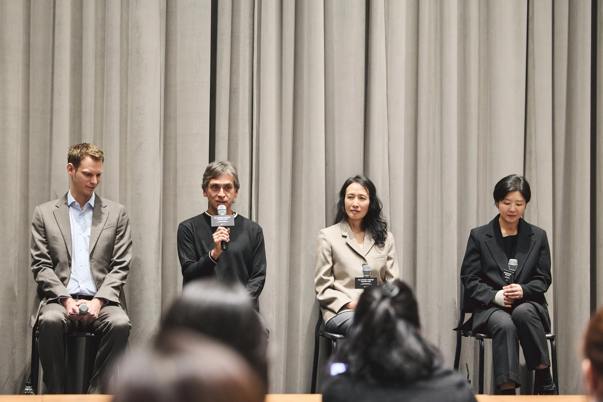 4일 LG아트센터 서울에서 열린 피나 바우슈 ‘카네이션’ 기자간담회에 다니엘 지크하우스(왼쪽부터) 탄츠테아터 부퍼탈 예술감독 및 운영총괄, 에드워드 폴 마르티네스 리허설 디렉터, 김나영 리허설 어시스턴트, 이현정 LG아트센터장이 참석해 작품 설명을 하고 있다.
LG아트센터 제공