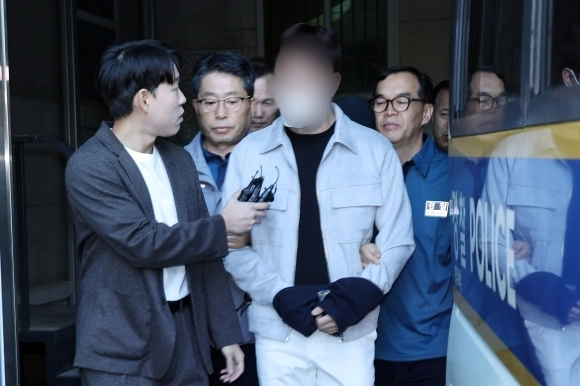 4일 오전 광주 서구 서부경찰서에서 ‘뺑소니 사망사고’ 마세라티 운전자 김모(33)씨가 검찰로 송치되고 있다. 2024.10.4 연합뉴스