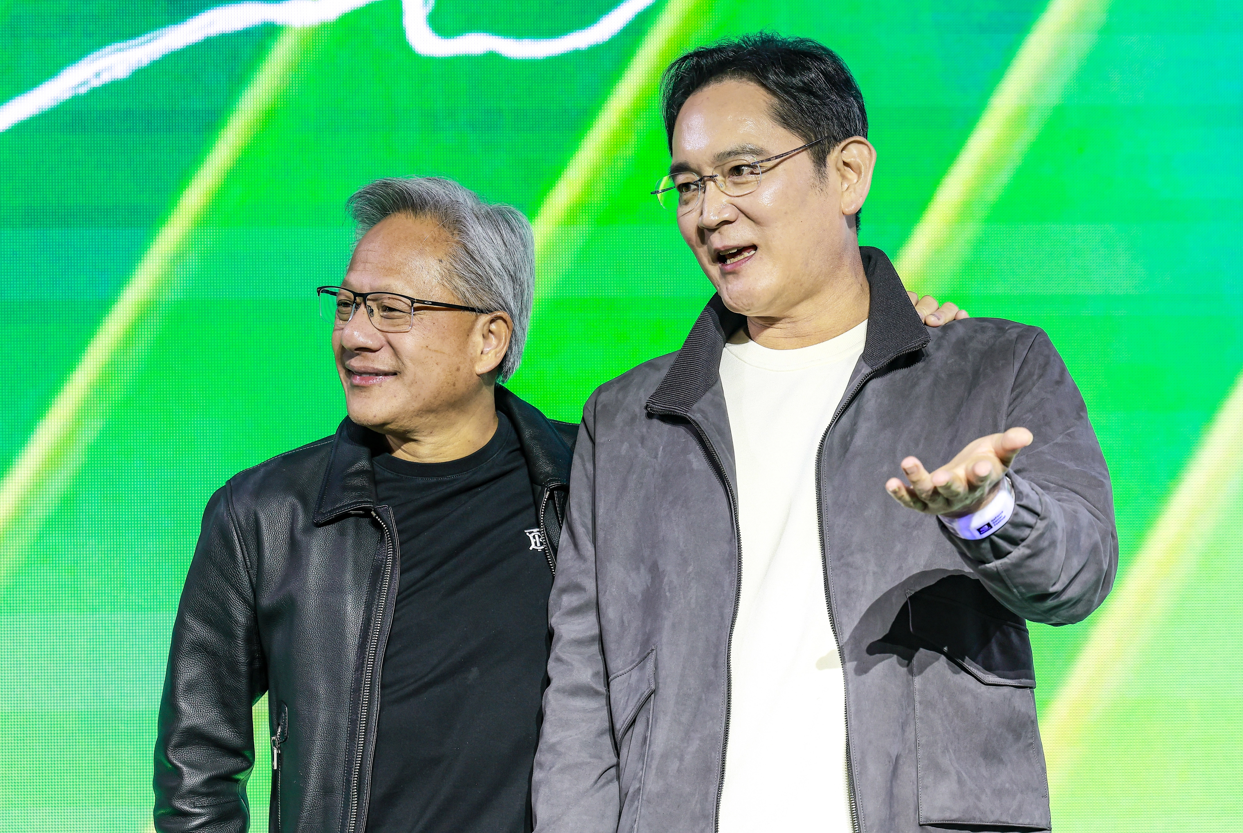대화 나누는 젠슨황-이재용  젠슨 황 엔비디아 최고경영자(CEO)와 이재용 삼성전자 회장이 30일 서울 강남구 코엑스에서 열린 엔비디아 지포스 게이머 페스티벌에서 대화를 나누고 있다. 2025.10.30. 뉴시스