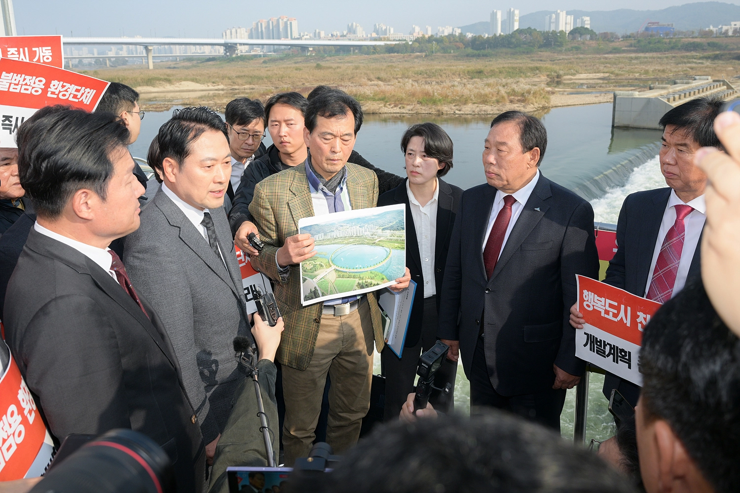 국민의힘 장동혁 당 대표와 최민호 세종시장 등이 세종보를 찾아 현안을 살피고 있다. 세종시 제공
