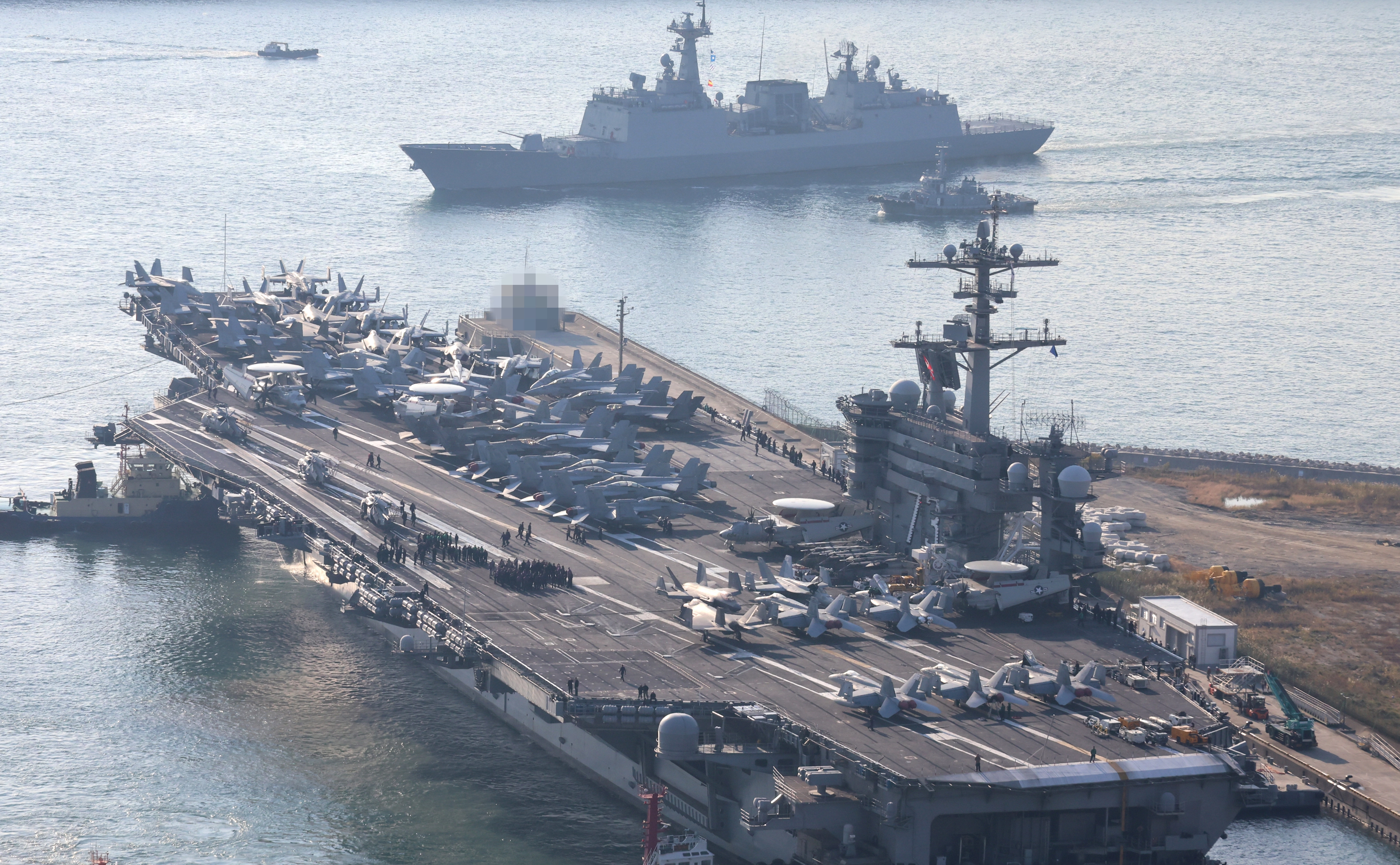 미 핵 항모 ‘조지 워싱턴함’ 등 제5항모전단 부산 입항  미국 해군 7함대 소속 핵 추진 항공모함 ‘조지워싱턴함’(10만t급)이 5일 오전 군수 적재 및 승조원 휴식 등을 위해 부산 남구 해군작전사령부 부산기지에 입항하고 있다.  니미츠급인 이 핵 항모는 길이 333m, 폭 76.8m, 비행갑판 면적은 축구장 3배 규모이며, 승조원은 6000여 명이다. 특히 최신예 스텔스 전투기 F-35C와 슈퍼호넷 전투기(F/A-18), 호크아이 조기경보기(E-2C), 해상작전 헬기 등 항공기 80여 대를 탑재하고 있다. 2025.11.5