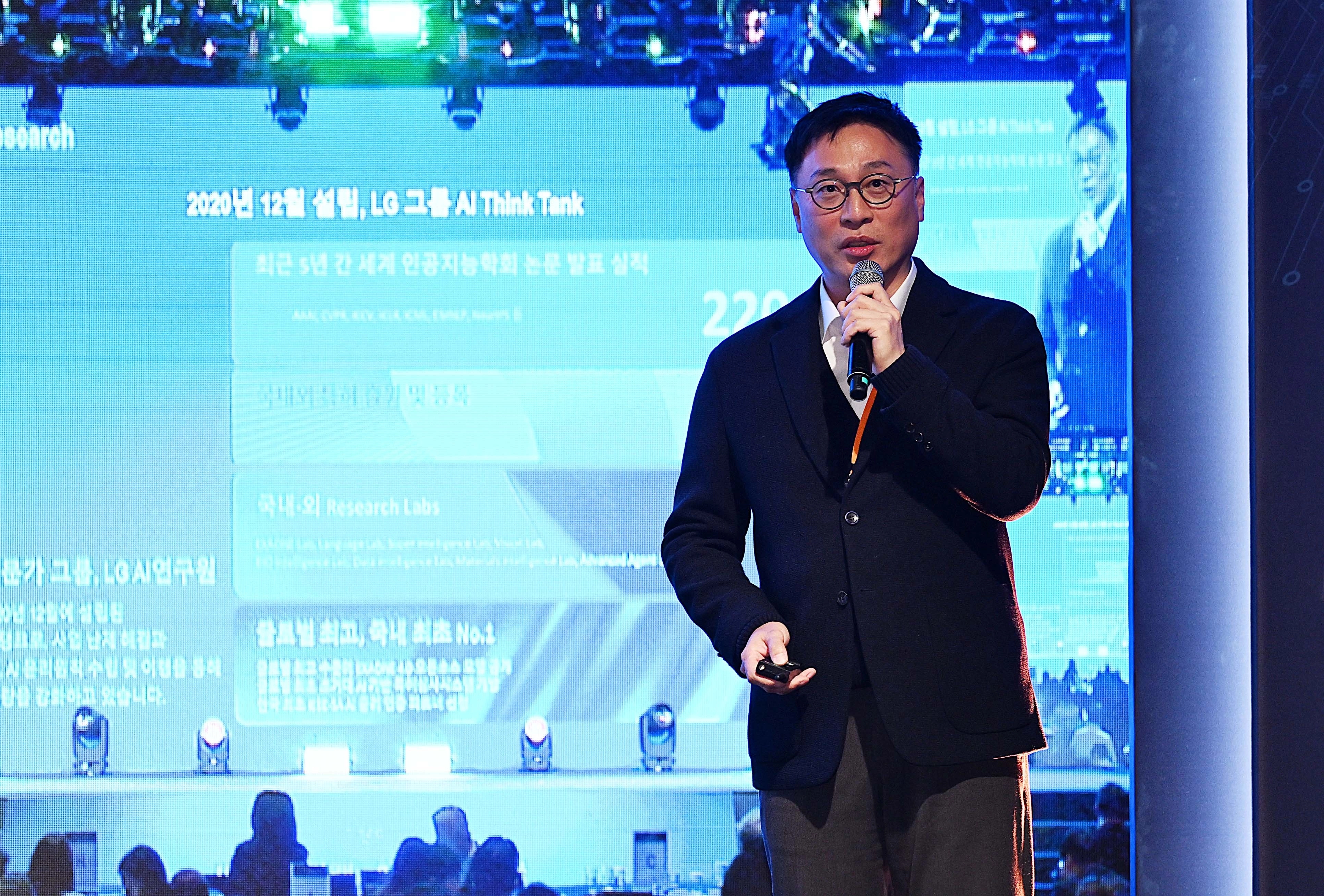 전기정 LG AI 연구원 부문장이 5일 서울 중구 서울신라호텔에서 열린 서울미래컨퍼런스 ‘AI 국가의 지능, 기술사회 정책의 뉴 프레임’ 특별세션에서 ‘AX 성공의 핵심 - Agentic AI 상세 전략 제안’이라는 주제로 연설을 하고 있다. 오장환 기자