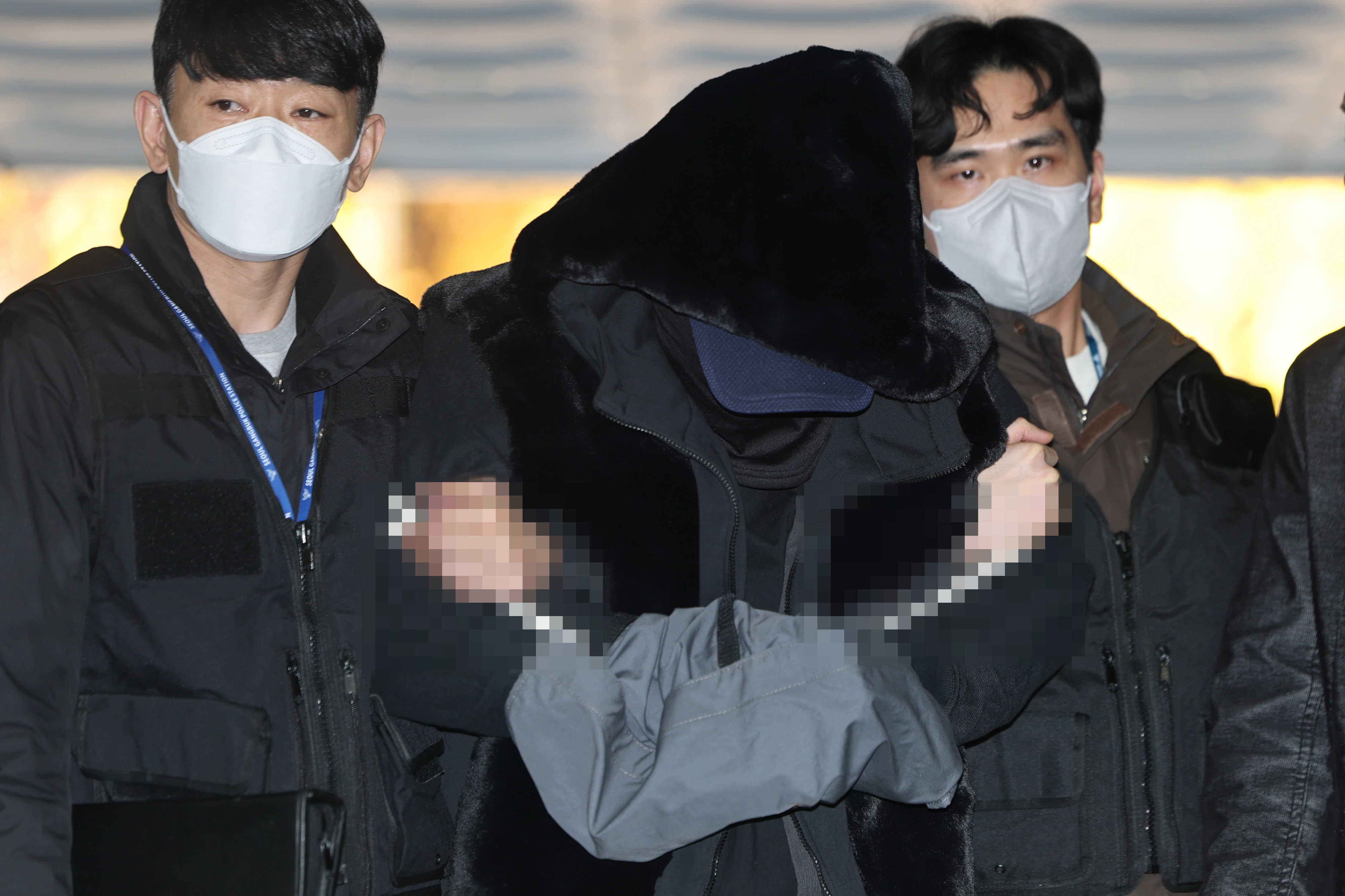 서울 도심에서 일본인 관광객 모녀를 들이받아 이들 중 어머니인 50대 여성을 숨지게 한 음주운전자 30대 서모씨가 지난 5일 서울 서초구 서울중앙지방법원에서 열린 구속 전 피의자 심문에 출석하고 있다.  연합뉴스
