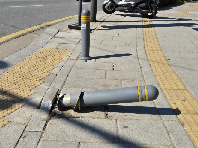 30대 서모씨가 서울 종로구 동대문역 사거리에서 음주운전을 하다 인도로 돌진해 횡단보도를 건너려던 일본인 모녀를 친 사고로 인해 볼라드가 꺾여있다. 반영윤 기자