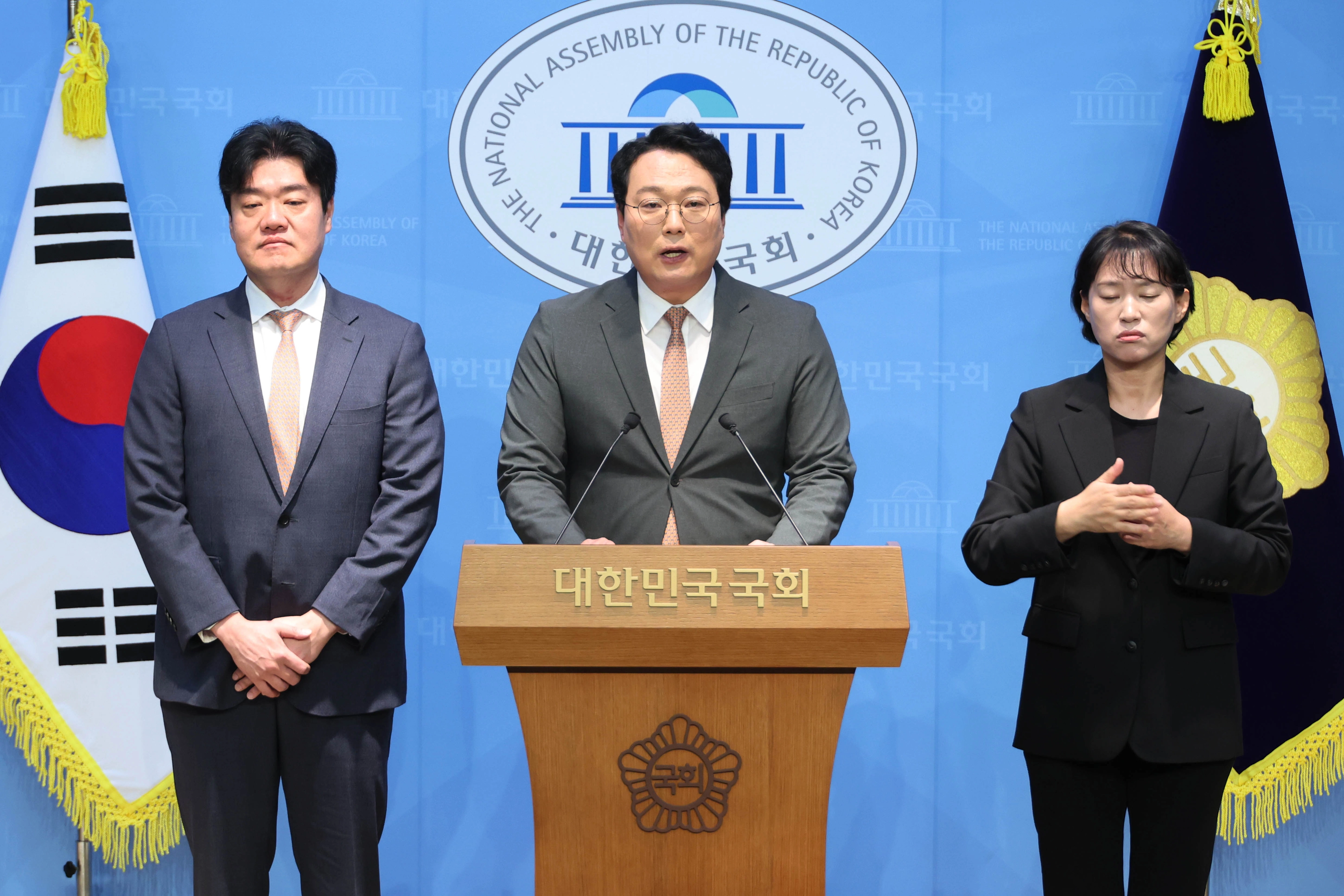 10.15 부동산 대책의 위법성 지적하는 천하람 의원  개혁신당 천하람 의원이 5일 서울 여의도 국회 소통관에서 10.15 부동산 대책의 위법성을 지적하는 기자회견을 하고 있다. 2025.11.5 연합뉴스