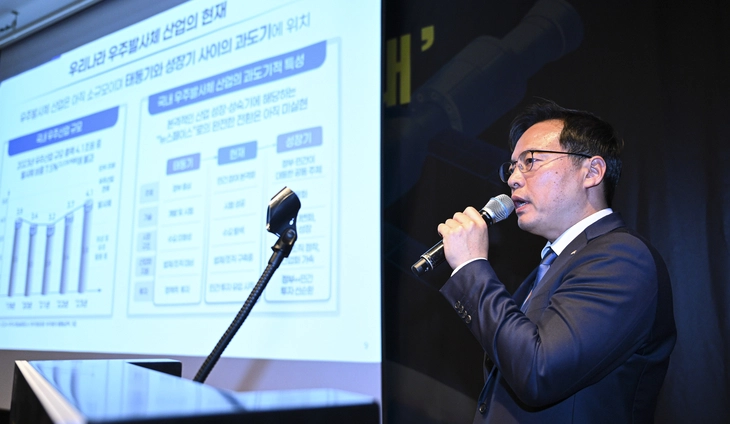 오승호 한화에어로스페이스 상무가 5일 서울 중구 신라호텔에서 ‘K-우주·방산 ’도약의 시대‘’를 주제로 열린 제1회 국가대표 우주·방산 전략대회 방산기업특별세션에서 ‘누리호 4차 발사, 우주산업화를 향한 고민과 제언’을 발표하고 있다. 이지훈 기자