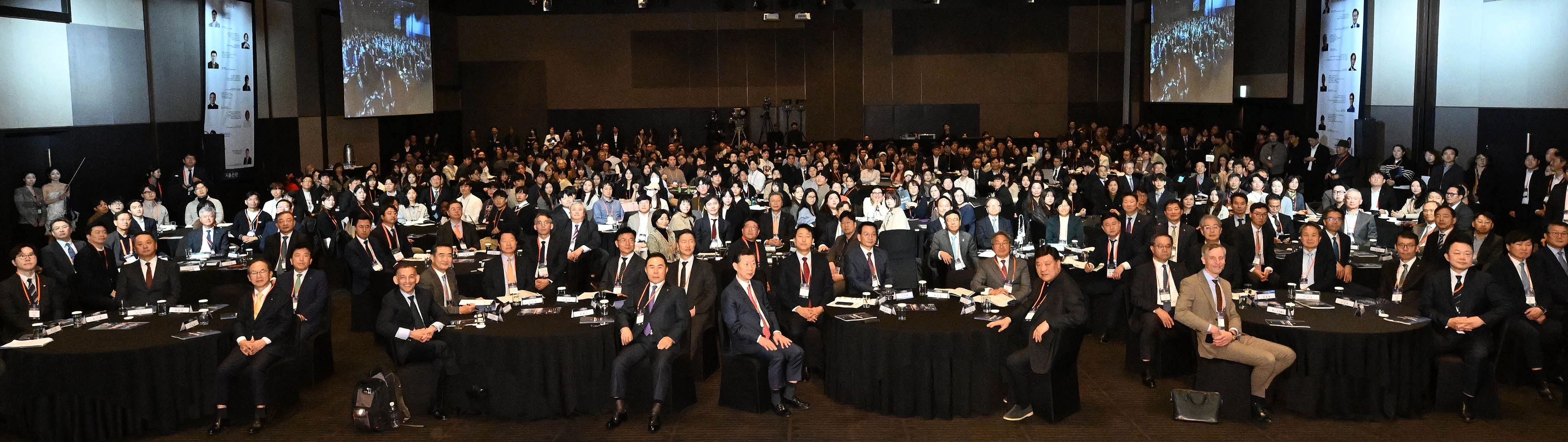 5일 서울 중구 서울신라호텔에서 열린 ‘2025 서울미래컨퍼런스’ 개회식에서 김상열(앞줄 가운데 테이블 왼쪽 세 번째) 서울신문 회장과 오세훈(두 번째) 서울시장을 비롯한 내빈과 연사들이 기념사진을 찍고 있다. 앞줄 왼쪽 첫 번째 테이블 왼쪽부터 양종희 KB금융지주 회장, 함영주 하나금융그룹 회장, 디라지 무케르지 샤잠 공동창업자, 유경선 유진그룹 회장, 조억헌 서울신문 부회장, 박상진 한국산업은행 회장, 윤홍근 제너시스BBQ그룹 회장, 조민제 국민일보 회장, 김홍국 하림그룹 회장, 오 시장, 김 회장, 강기정 광주광역시장, 서정진 셀트리온 회장, 이찬우 NH농협금융지주 회장, 옌스 오르펠트 RWE 아·태 대표, 임종룡 우리금융지주 회장, 진옥동 신한금융그룹 회장, 김성태 IBK 기업은행장, 김태균 서울신문 콘텐츠본부장.
홍윤기 기자
