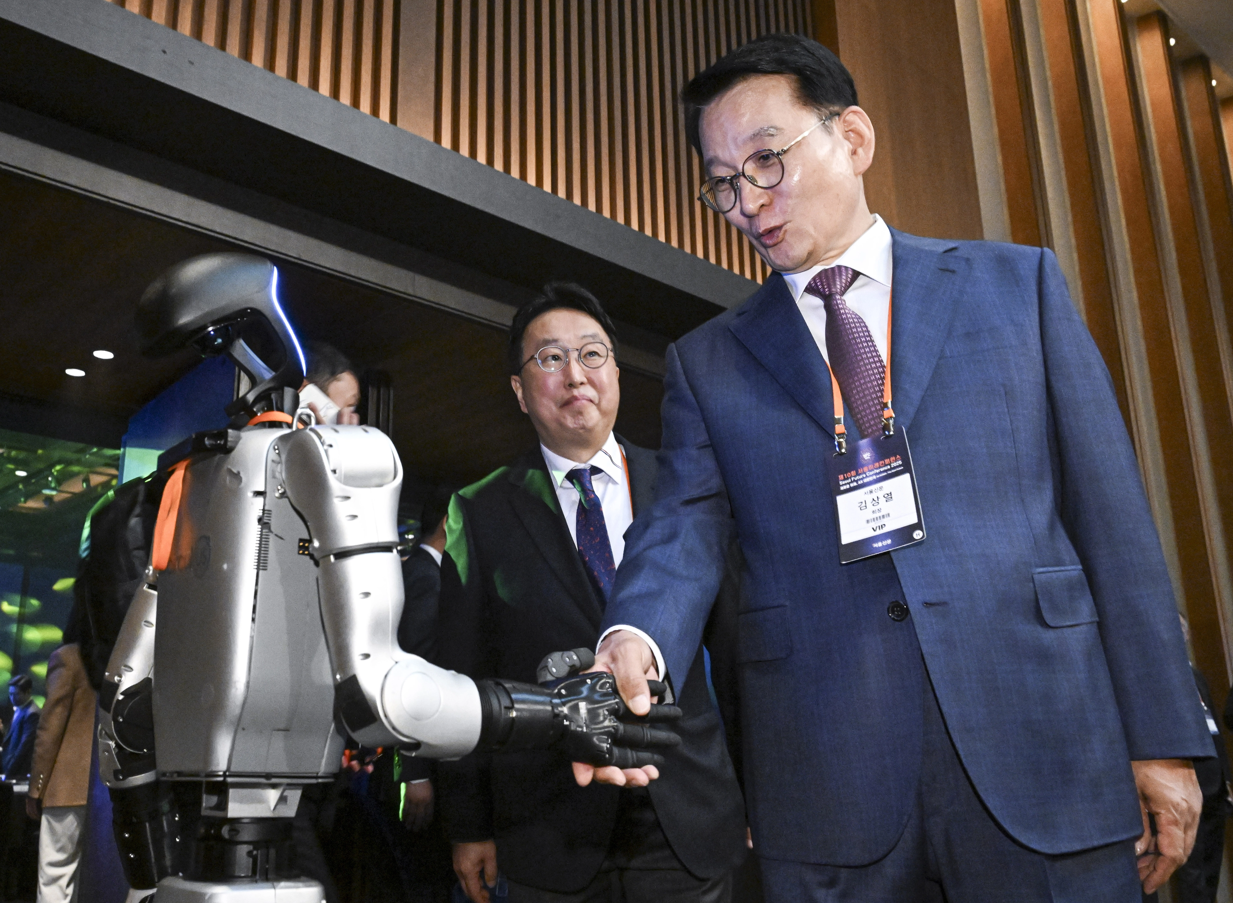 김상열(오른쪽) 서울신문 회장이 5일 서울 중구 서울신라호텔에서 열린 2025 서울미래컨퍼런스 ‘새로운 미래, AX 대한민국’ 개막식에서 휴머노이드 로봇 ‘파이온’과 악수하고 있다.
홍윤기 기자